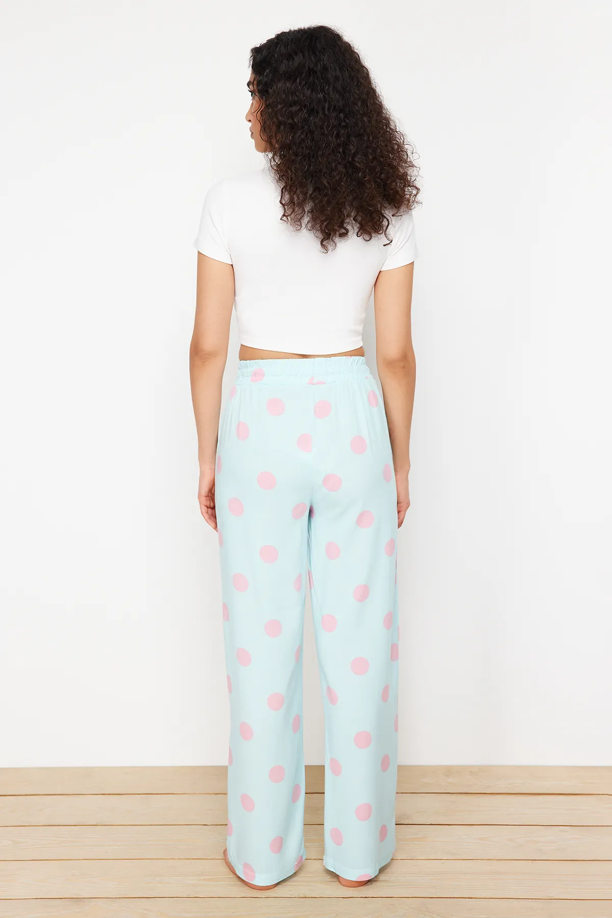 Trendyol Collection  Blau-bunte Polka Dot Schnürung Detaillierte Pyjamahose aus Viskosegewebe THMSS24PJ00032