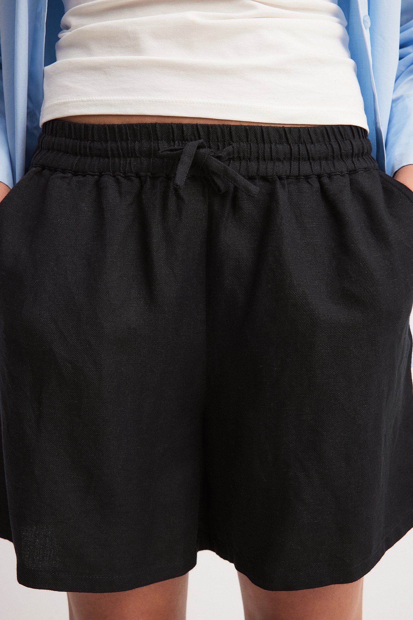 Weite Shorts mit halbhoher Taille aus Viskose-Mix