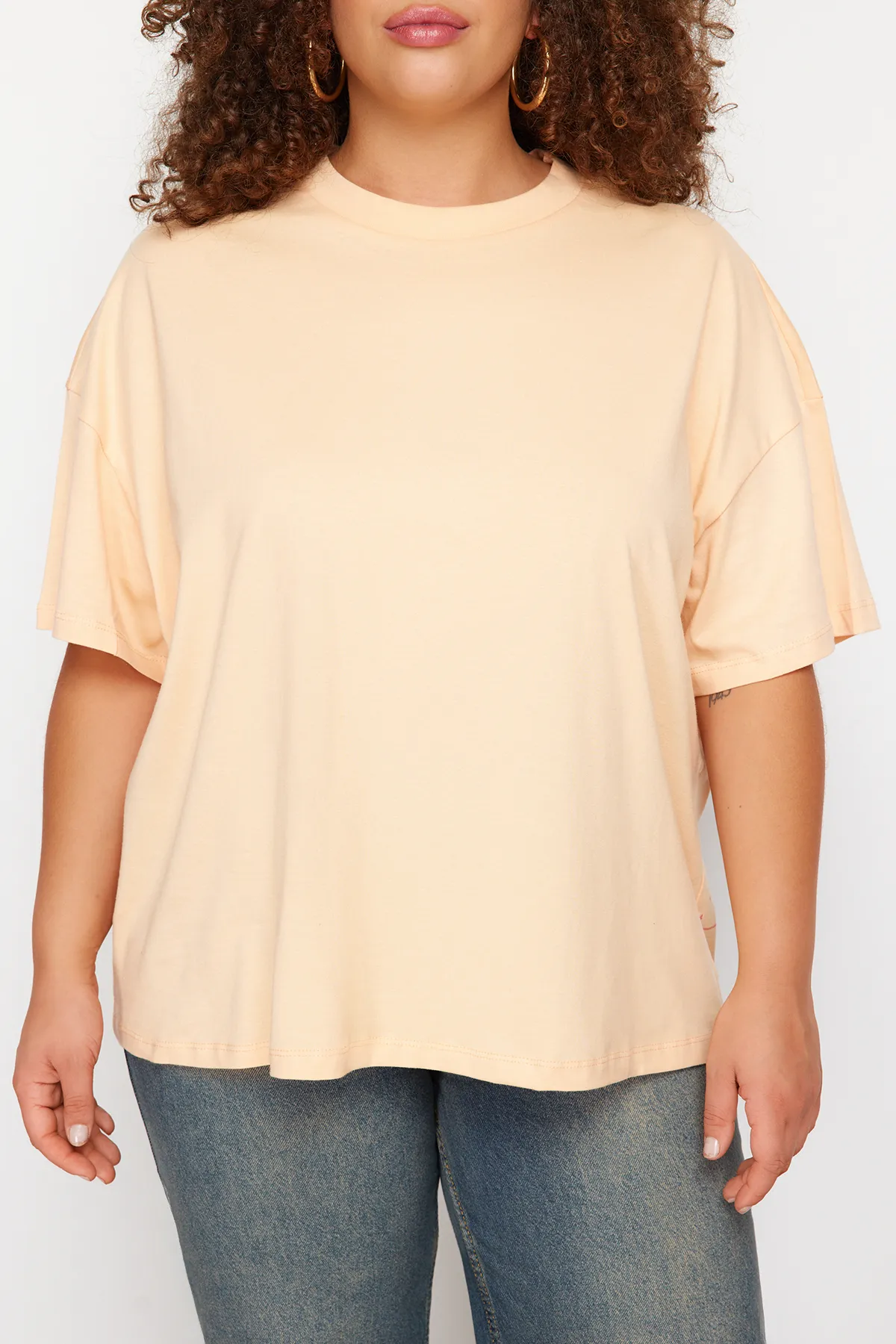 Trendyol Curve  Geripptes, weit geschnittenes Basic-Strick-T-Shirt mit Lachskragen TBBSS23BF00017