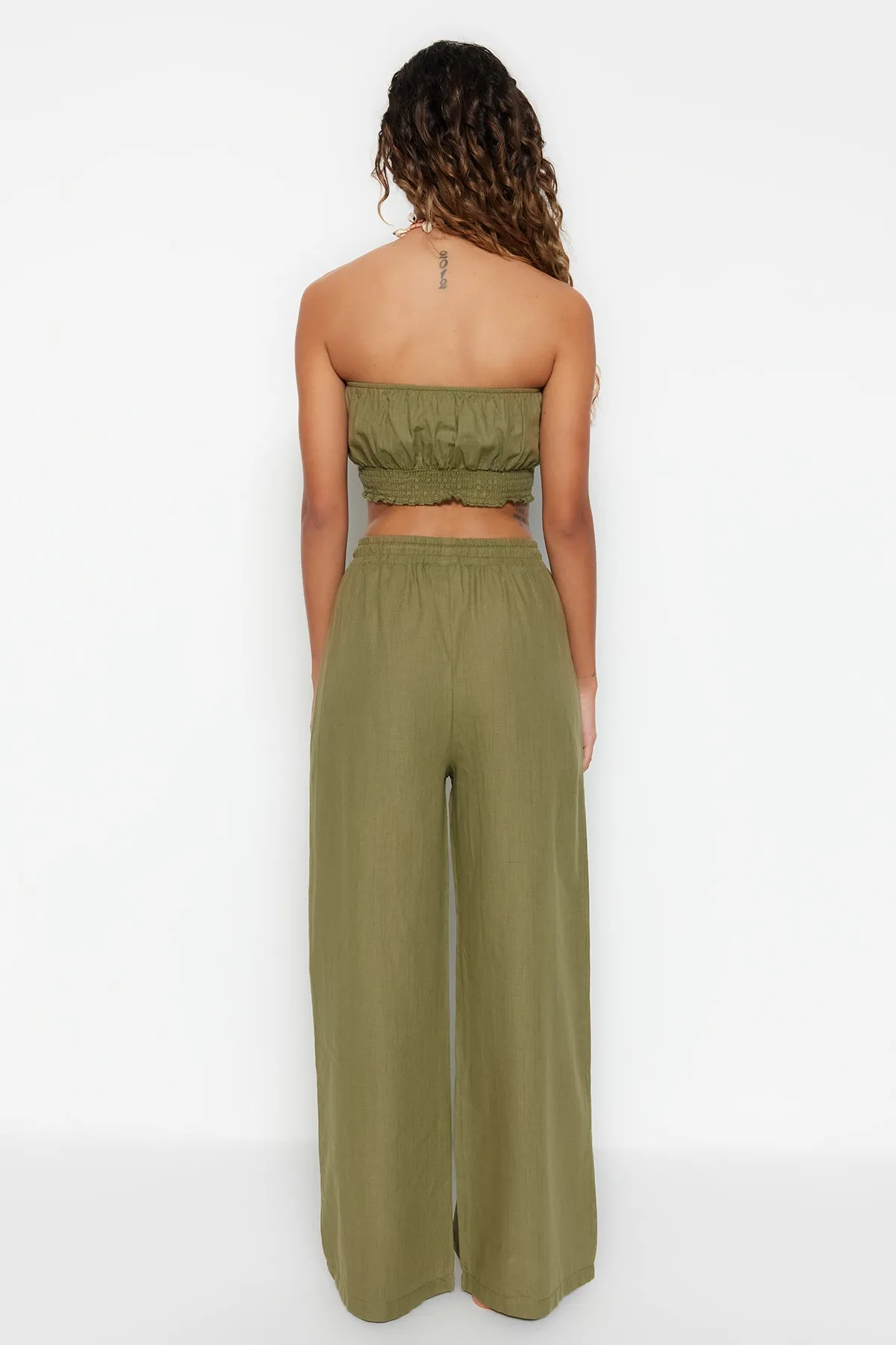 Trendyol Collection  Grünes gewebtes Blusen-Hosen-Set aus 100 % Baumwolle TBESS21AU0444