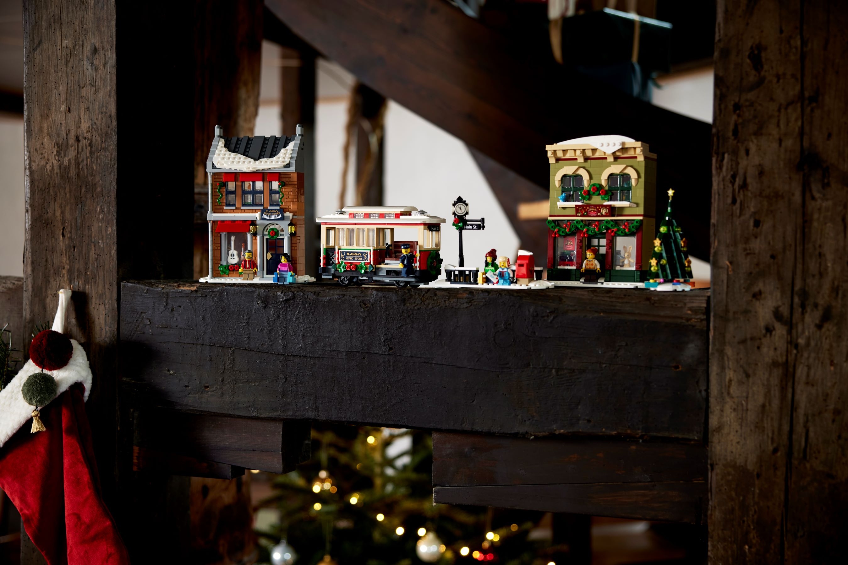 Weihnachtlich geschmückte Hauptstraße 10308