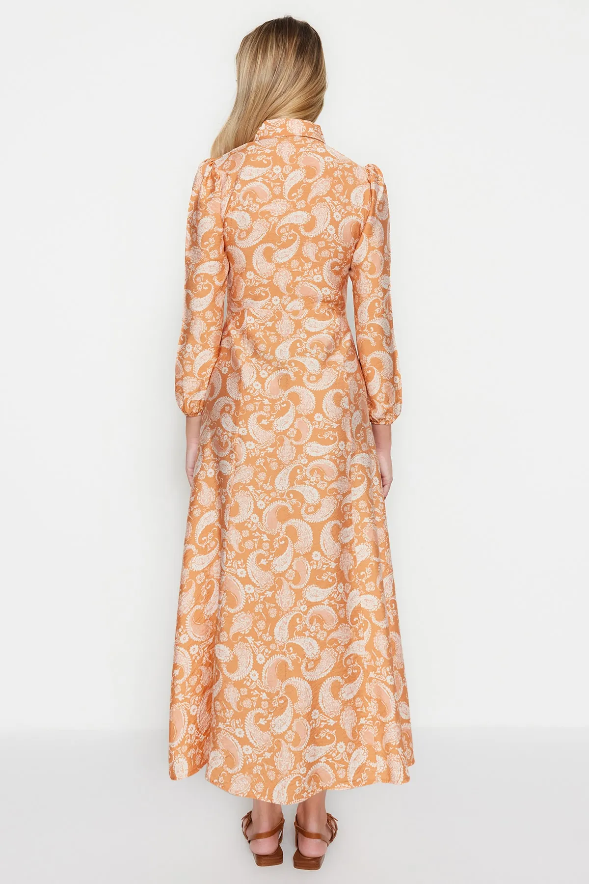 Trendyol Modest  Orangefarbenes gewebtes Hemdblusenkleid mit Schalkragen und Muster TCTSS23EB00145