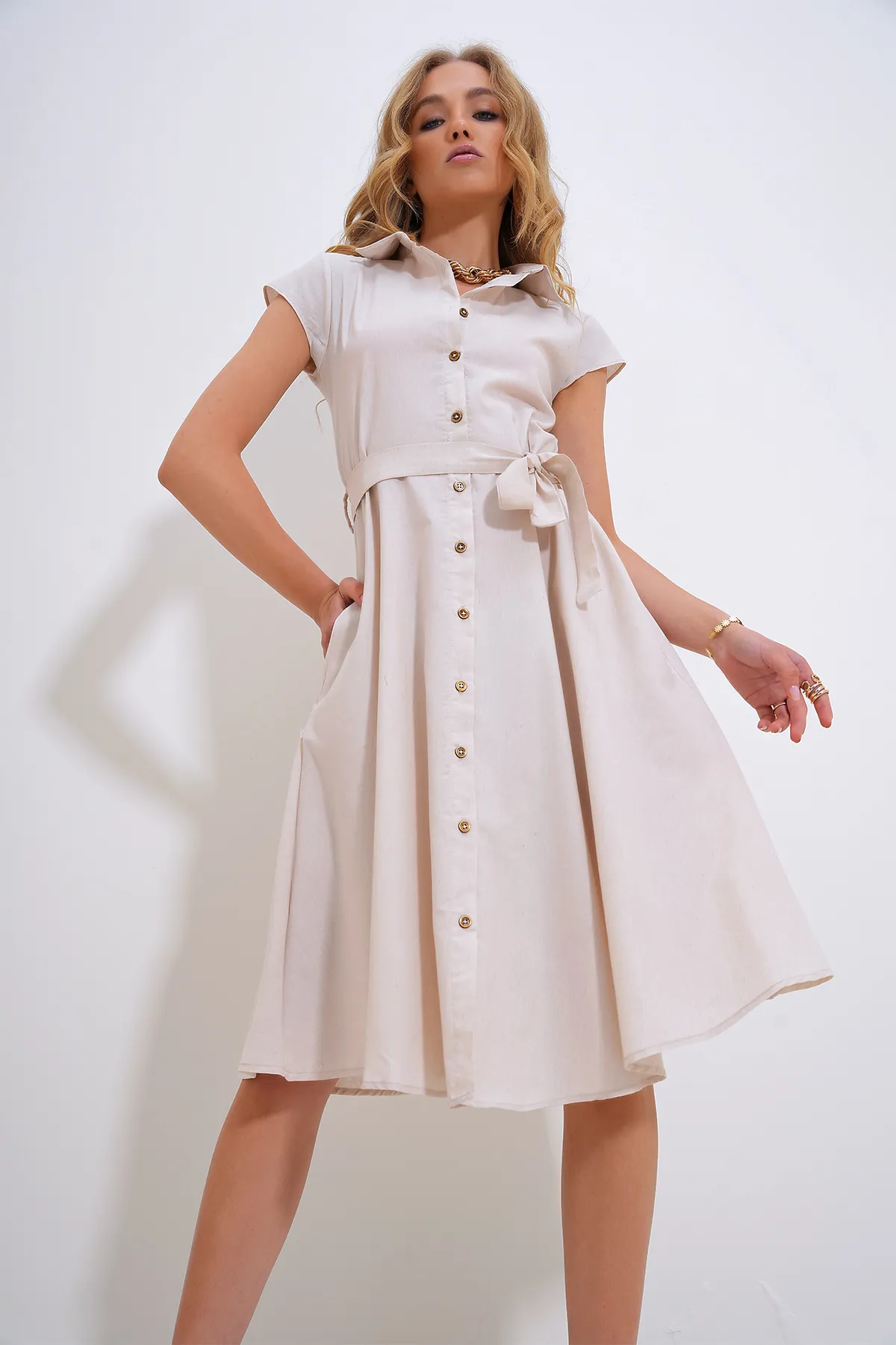 Trend Alaçatı Stili  Beigefarbenes ärmelloses Hemdkleid aus Leinengewebe für Damen ALC-X6056