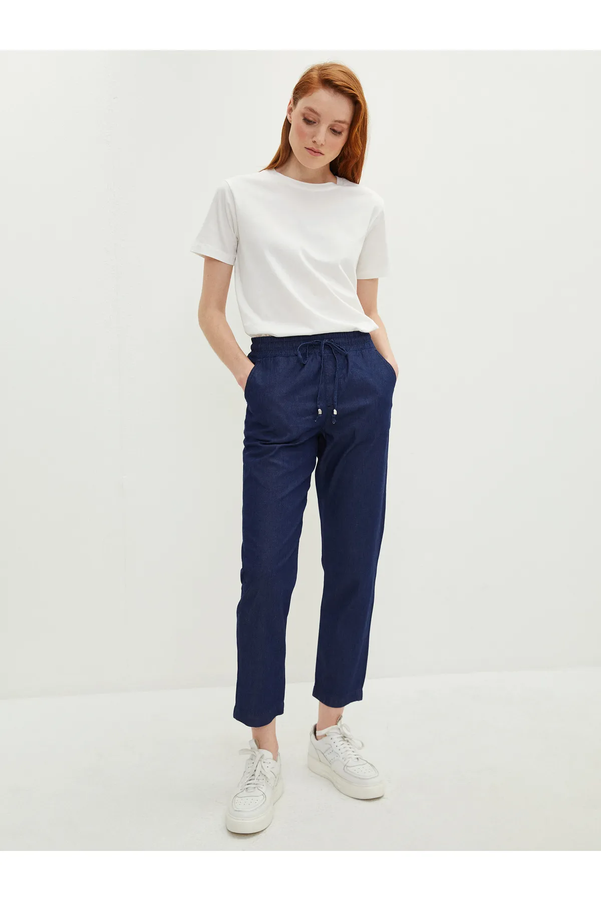LC Waikiki  Bequeme Passform, gerade geschnittene Jeanshose für Damen mit Taschendetail und elastischem Bund