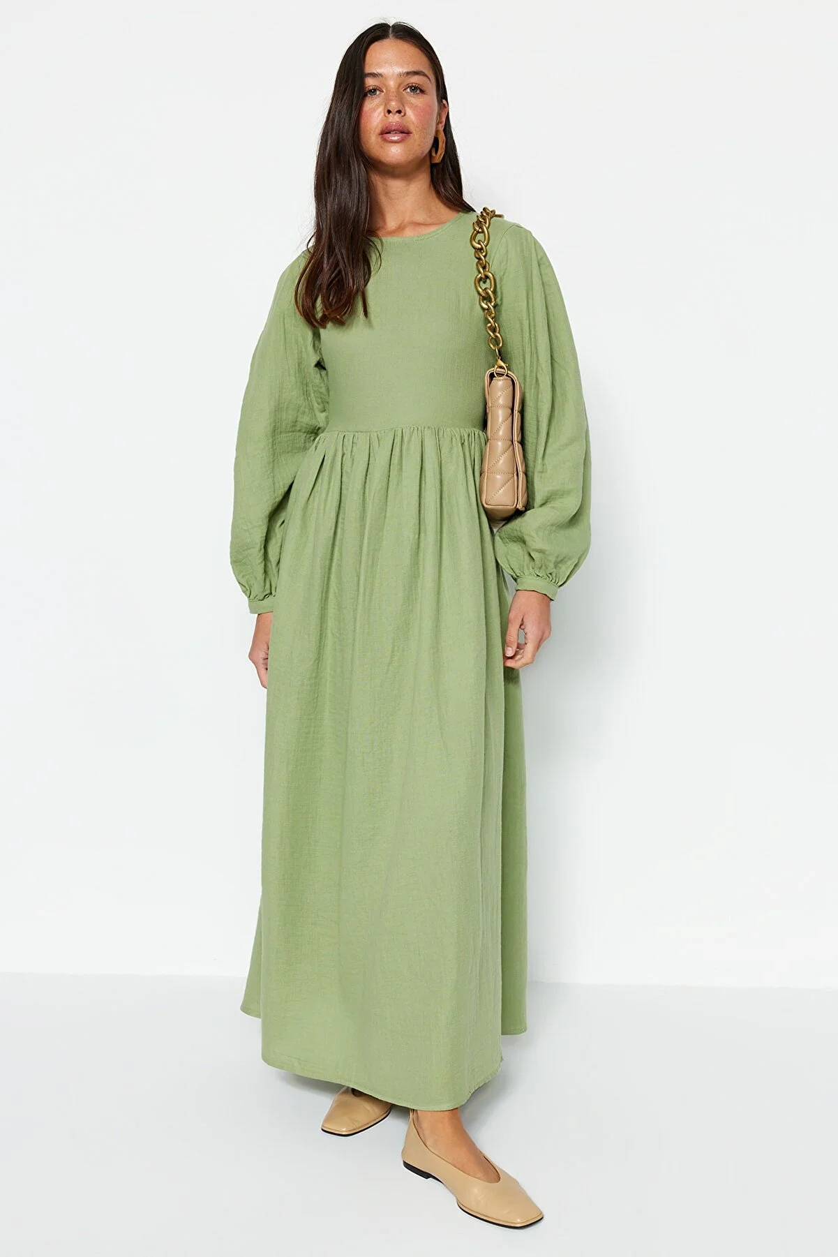 Trendyol Modest  Khakifarbenes, bequem geschnittenes, gefüttertes Musselin-Kleid aus 100 % gewebter Baumwolle mit Gürtel TCTSS23EB00048