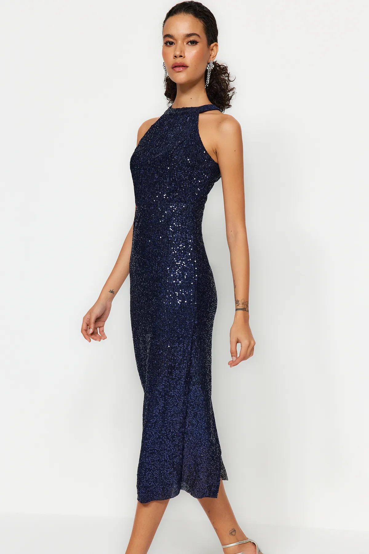 Trendyol Collection  Marineblaues, tailliertes, gestricktes, gefüttertes, glänzendes Pailletten-Elegantes Abendkleid TPRAW24EL00233