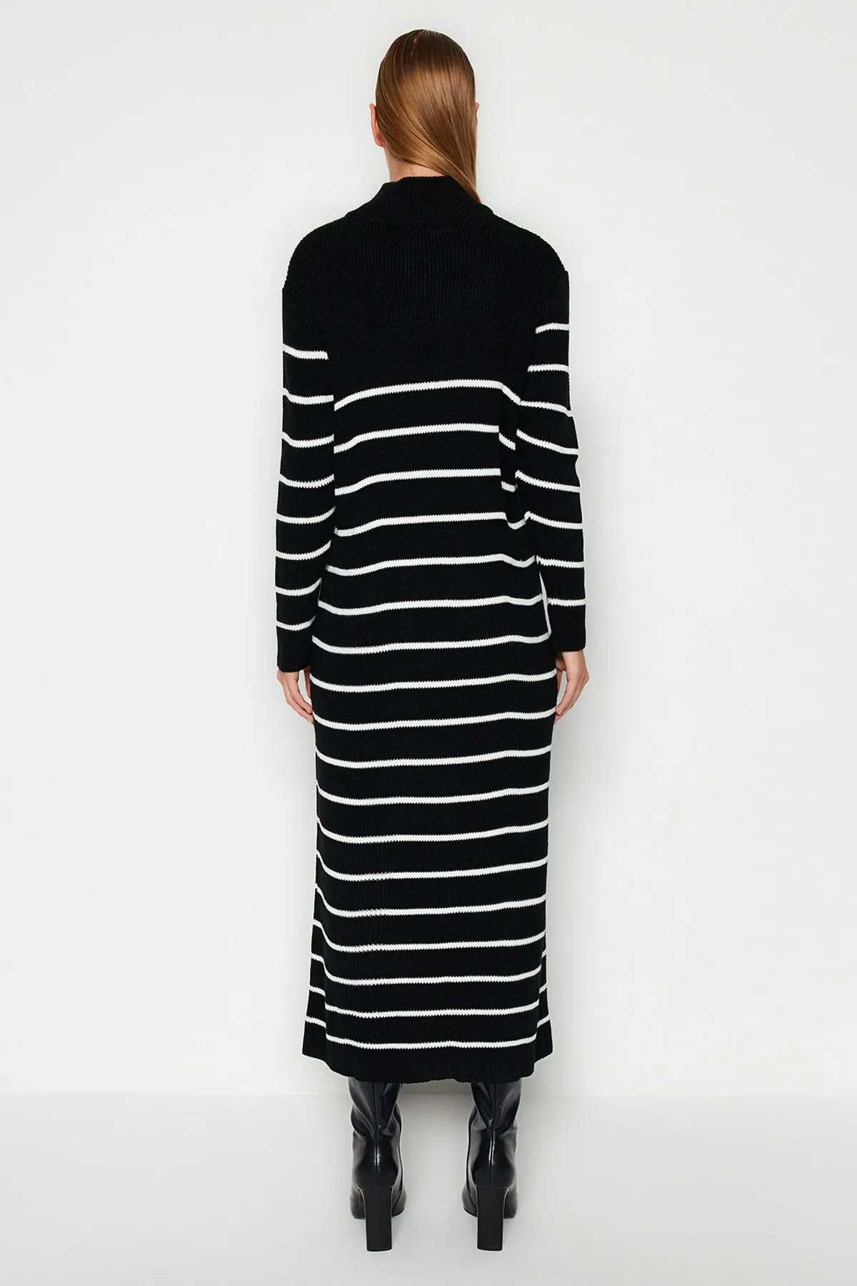 Trendyol Modest  Schwarzes Strickkleid mit Streifen und Reißverschluss TCTAW24EB00019