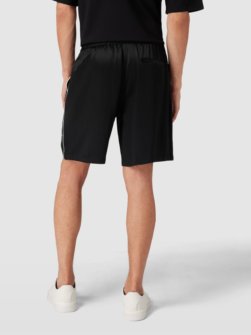 Shorts mit Ziernähten in schwarz