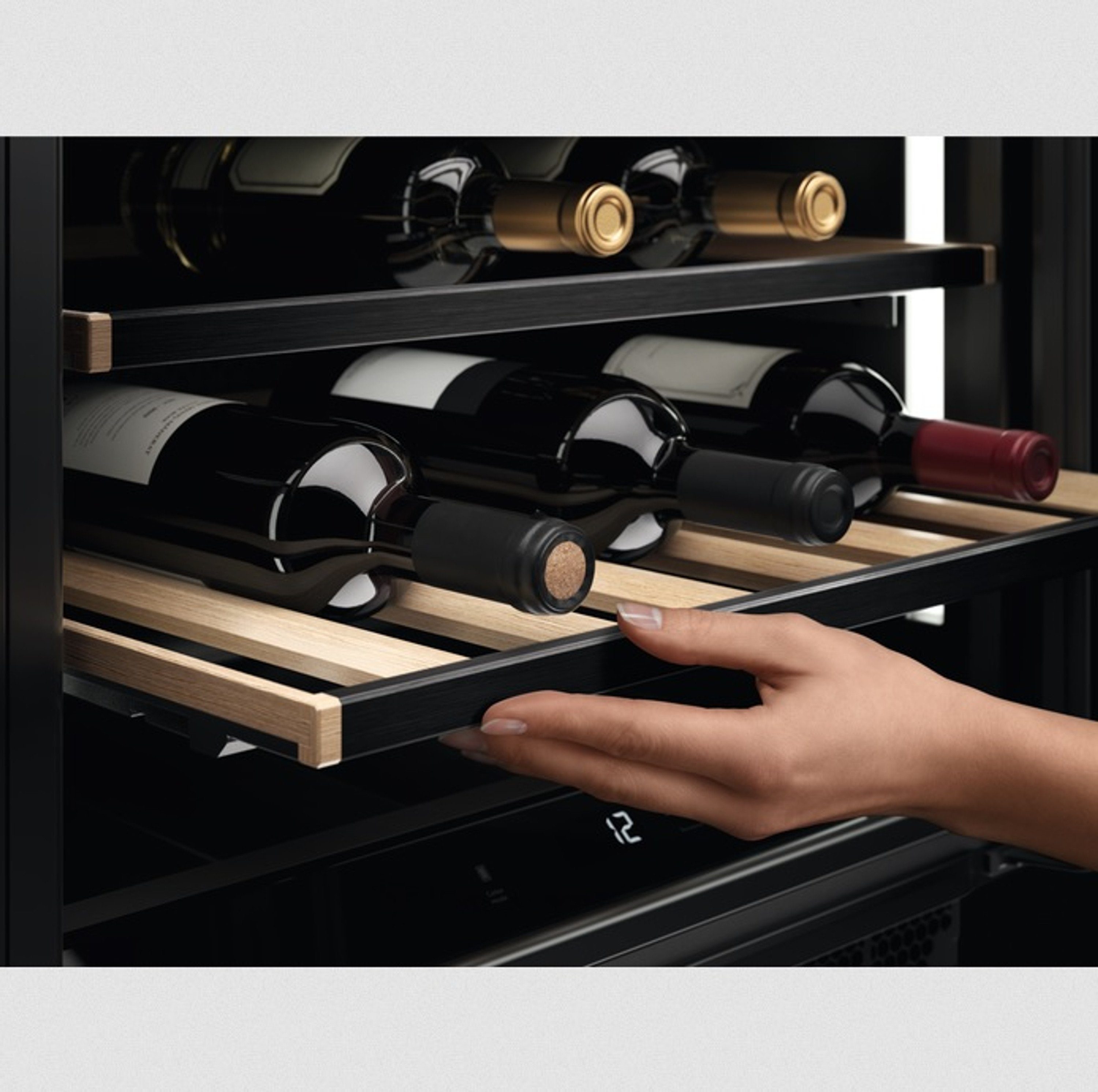 AEG Einbauweinkühlschrank AWUS020B5B, für 20 Standardflaschen á 0,75l,Single-Zone Pro,Ausziehbare Holzablagen,Obere LED-Beleuchtung