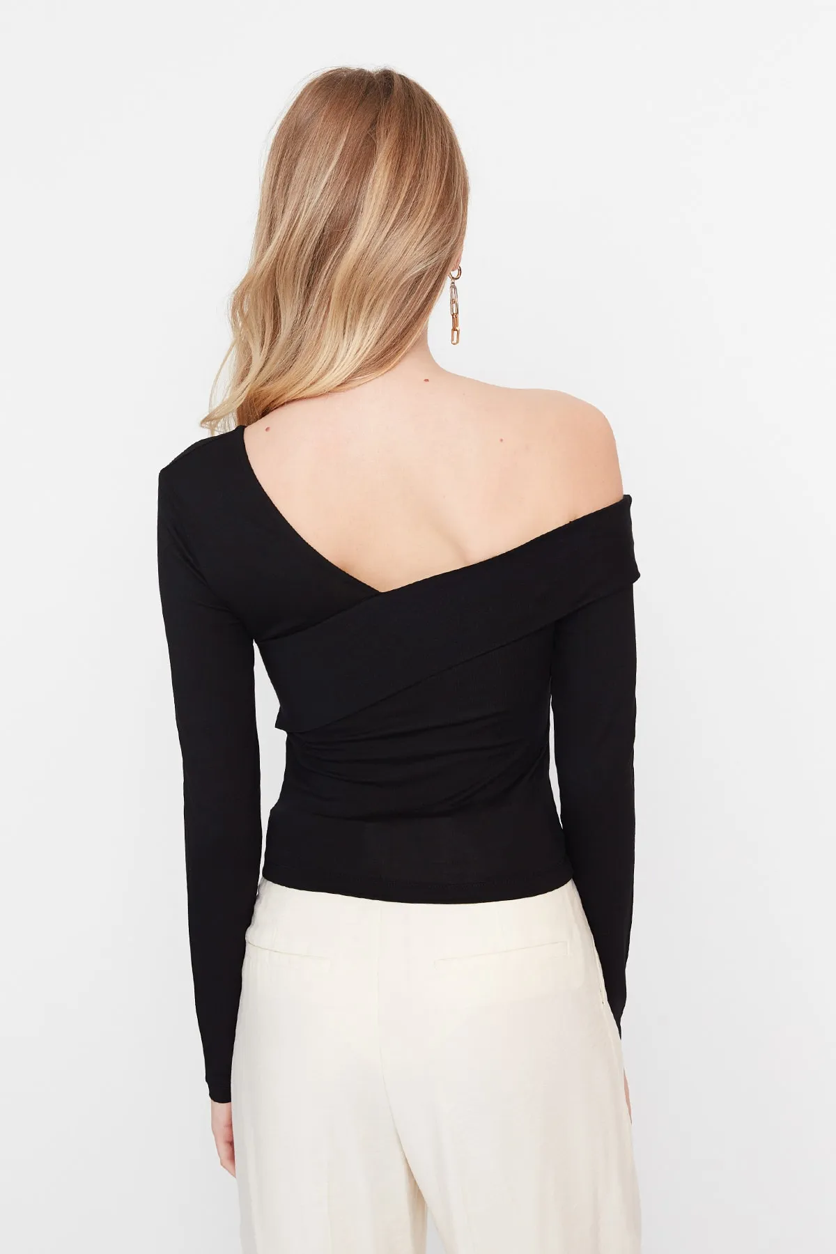 Trendyol Collection  Schwarze, taillierte, asymmetrische, dehnbare Viskose-Strickbluse TWOAW23BZ00748