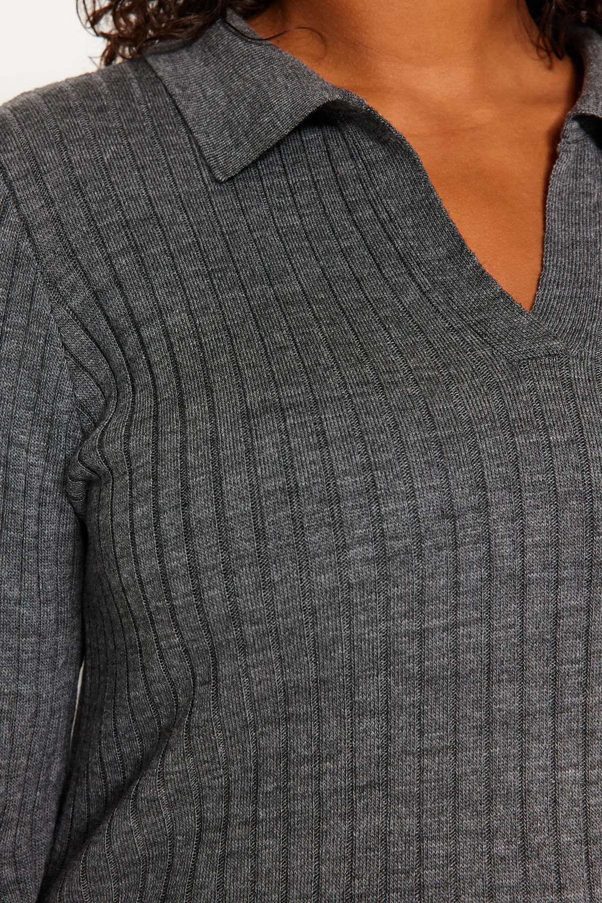 Trendyol Curve  Anthrazitfarbener Strickpullover mit Polokragen und detaillierten Ärmeln TBBAW24AN00048