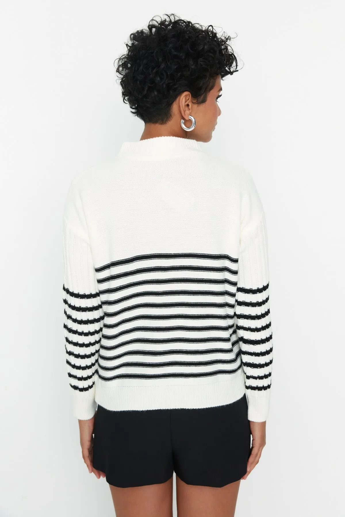 Trendyol Collection  Ecrufarbener Strickpullover mit weiter Passform TWOAW22KZ0020