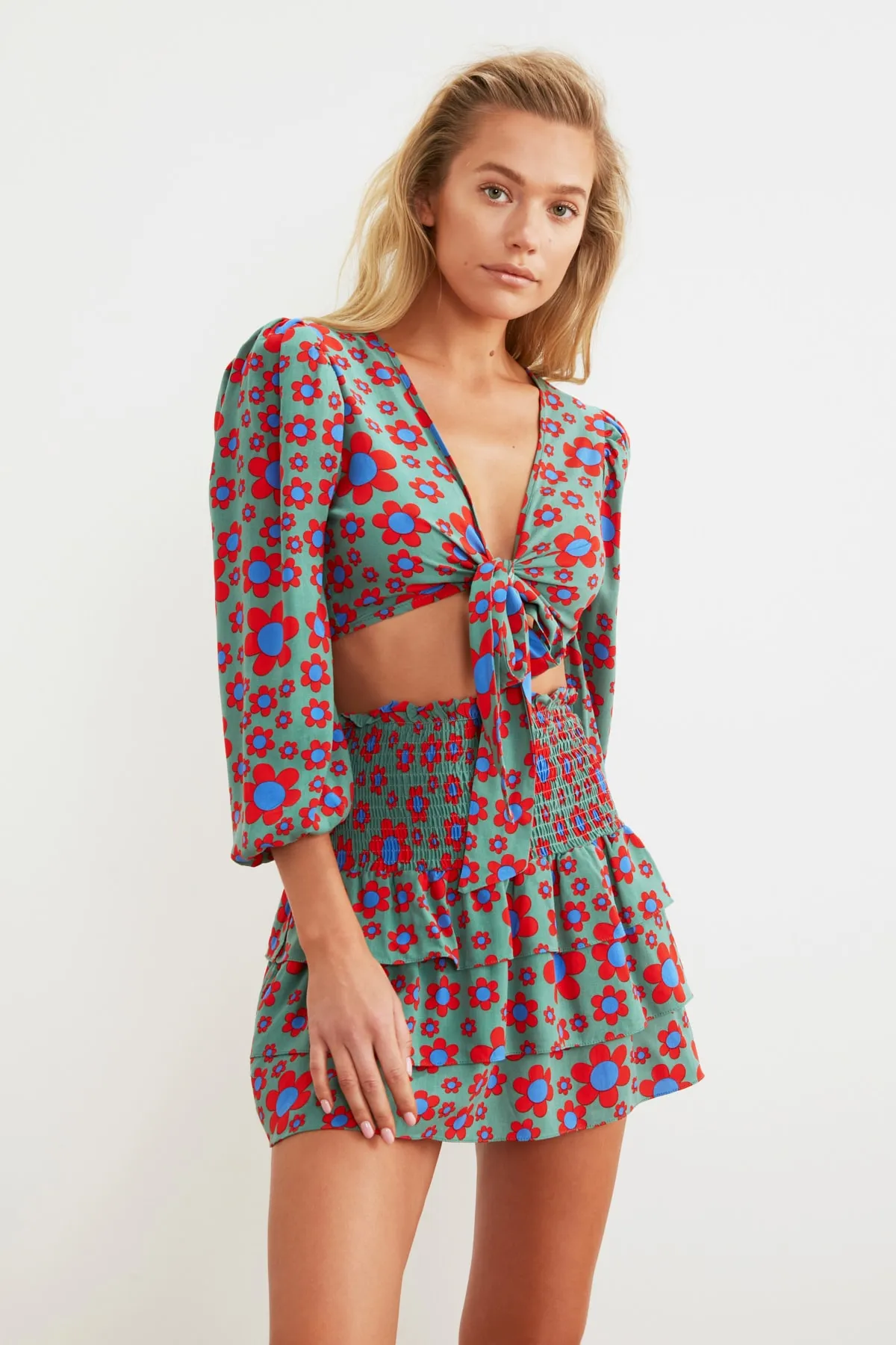 Trendyol Collection  Grünes florales Gipeli-Strand-Hose-Top-Set mit Volants TBESS20AU0033