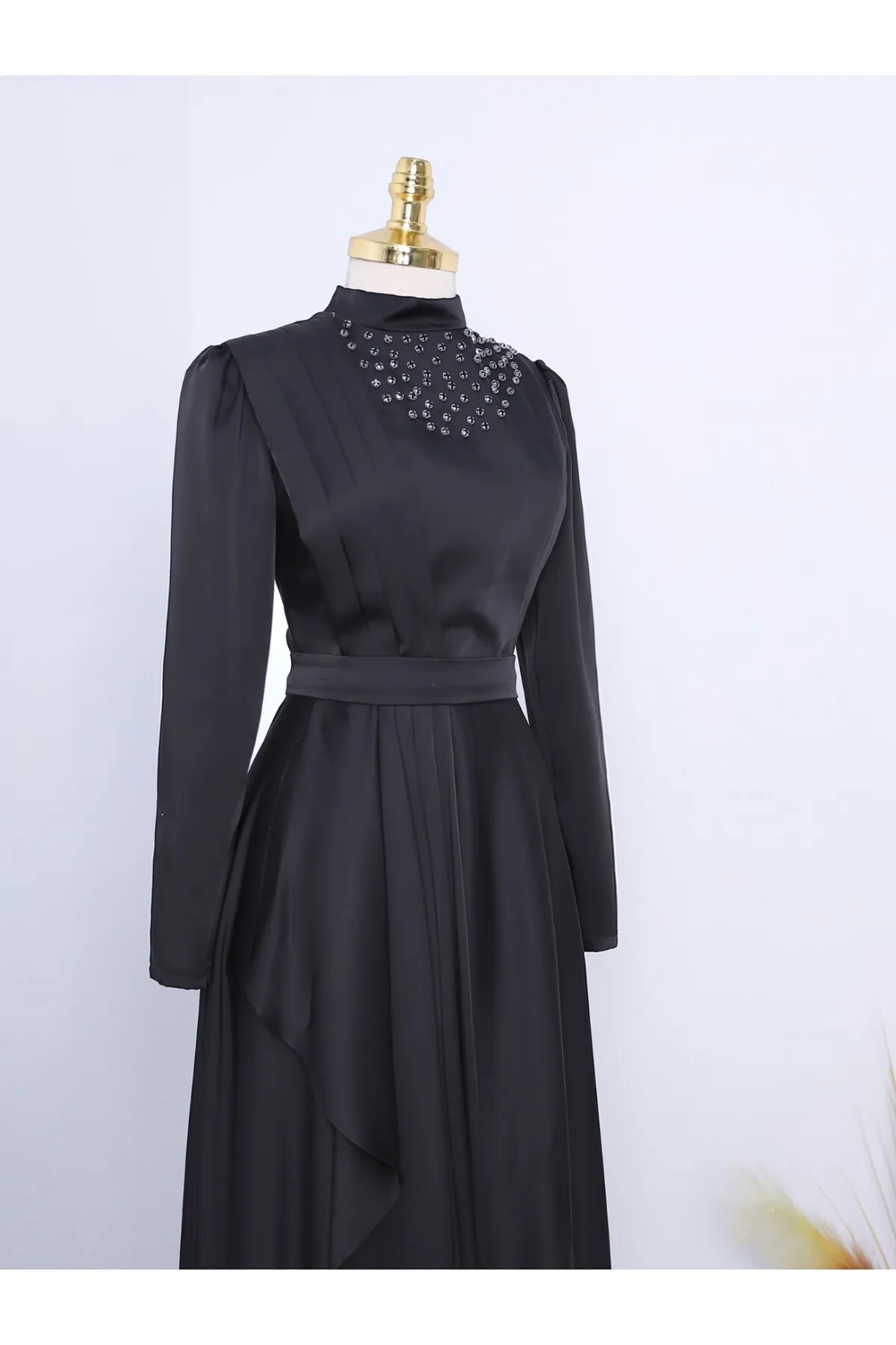 Modamorfo  Abendkleid aus Satin mit hohem Kragen und bestreuten Steinen