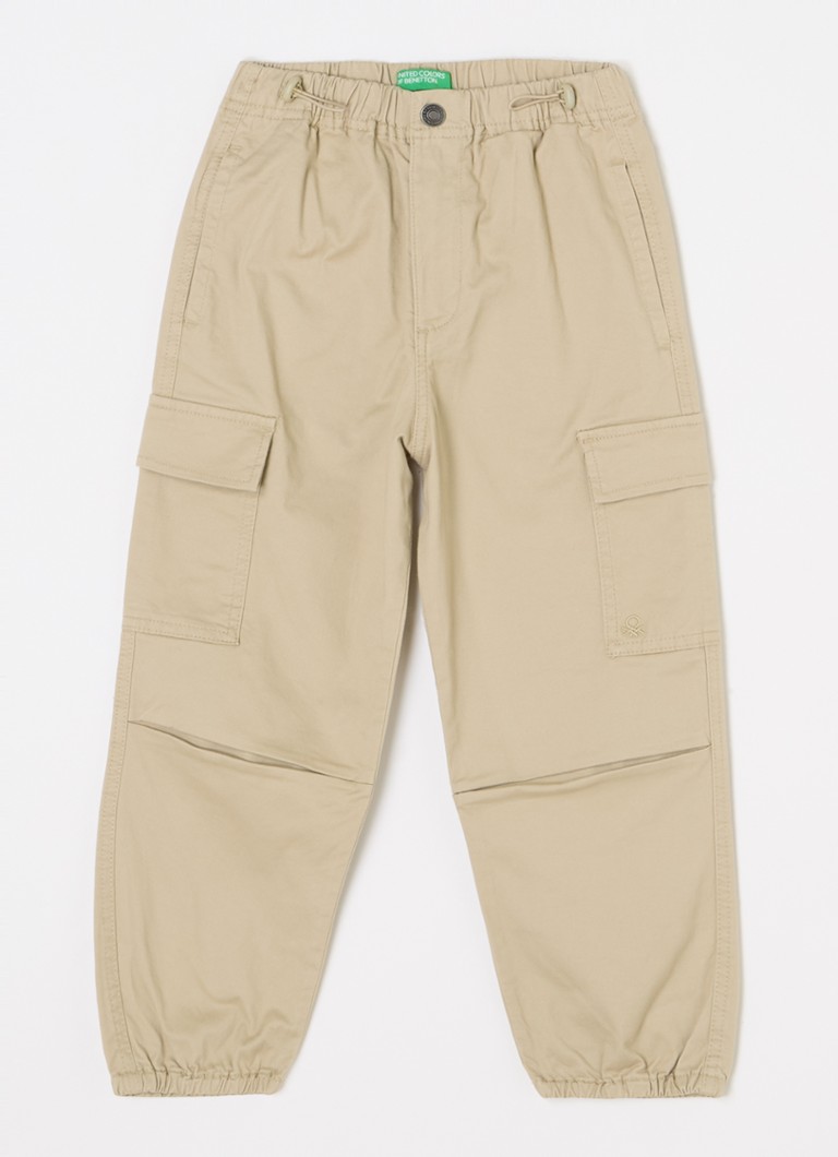Calça cargo Benetton com corte afunilado e cordão.