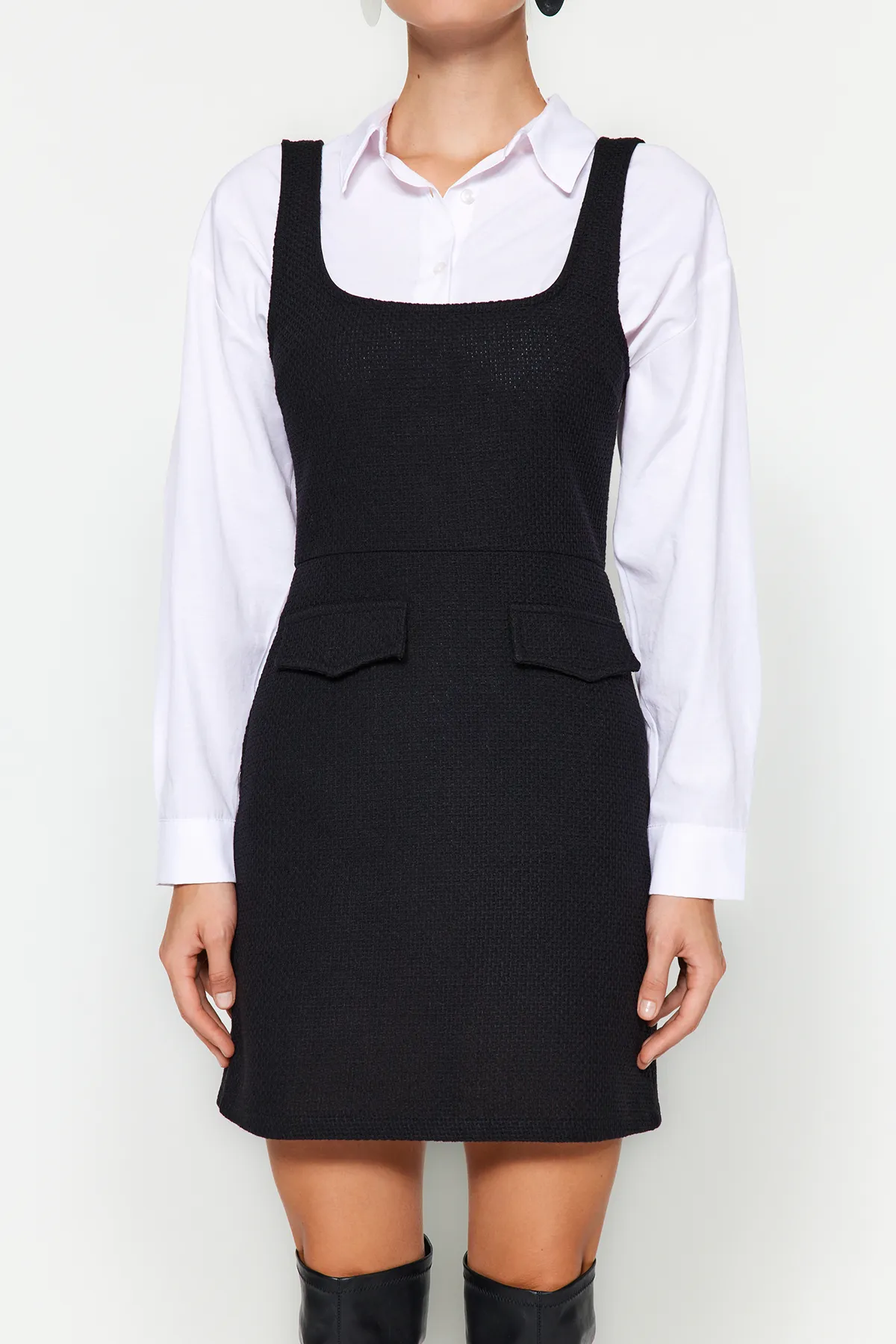 Trendyol Collection  Schwarzes, gerade geschnittenes Mini-Webkleid mit Taschendetail und quadratischem Ausschnitt TWOAW24EL00669