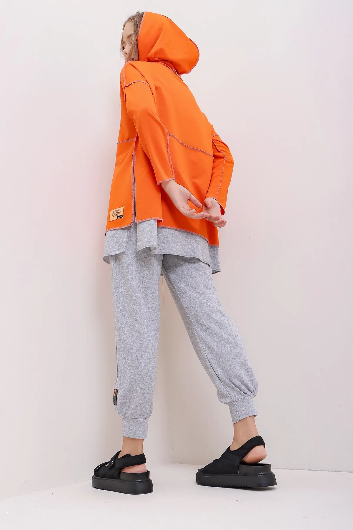 Trend Alaçatı Stili  Damen-Doppelset aus mehrlagigem Kapuzenpullover und Jogginghose in Orange ALC-X7144