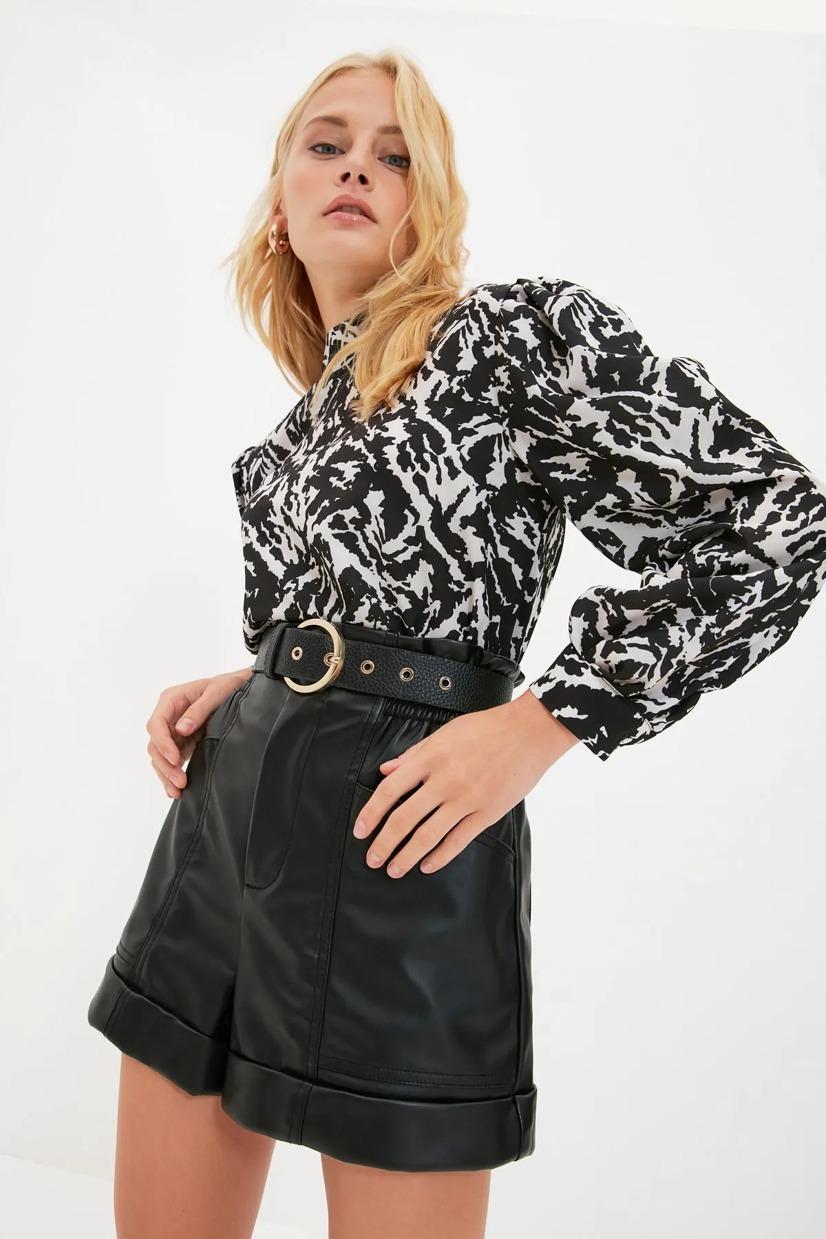 Trendyol Collection  Mehrfarbige Webbluse mit hohem Kragen und Zebramuster TWOAW21BZ0269