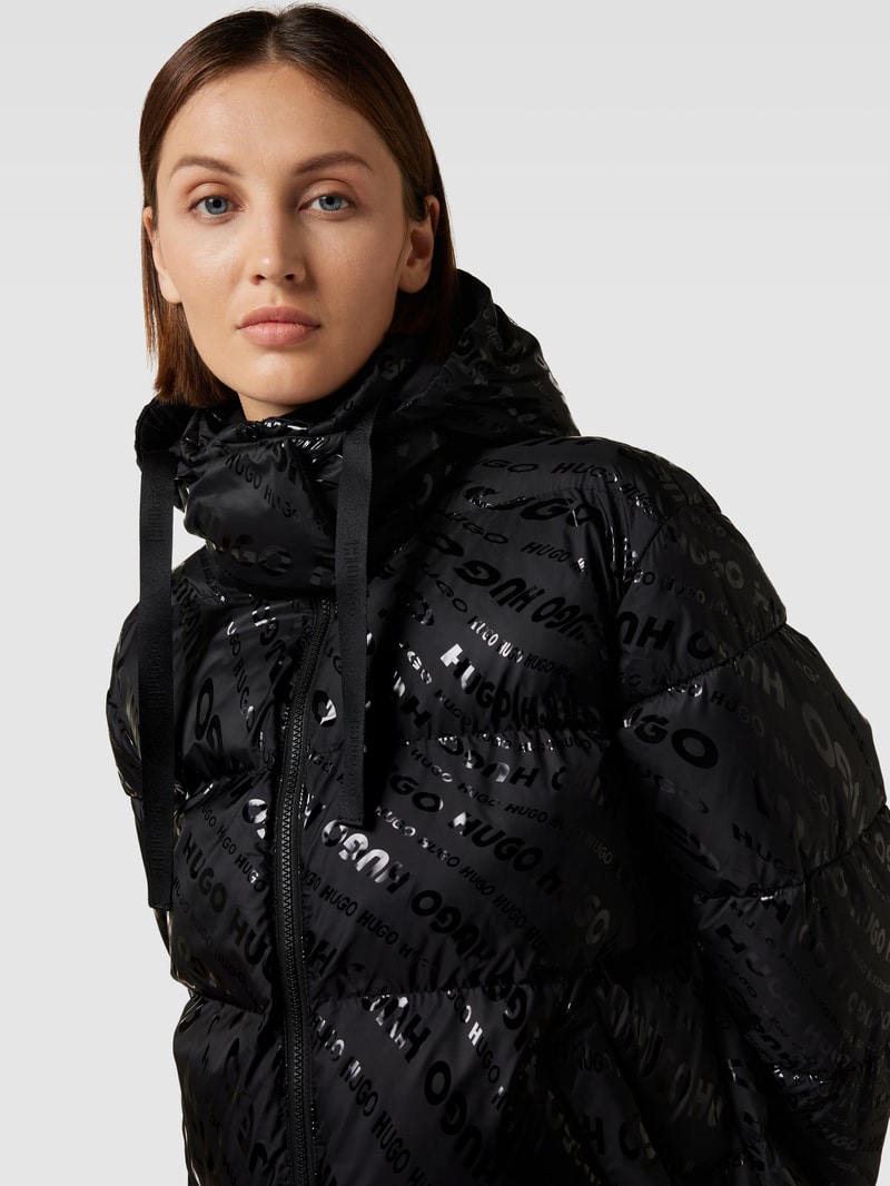 Steppmantel mit Label-Print in schwarz
