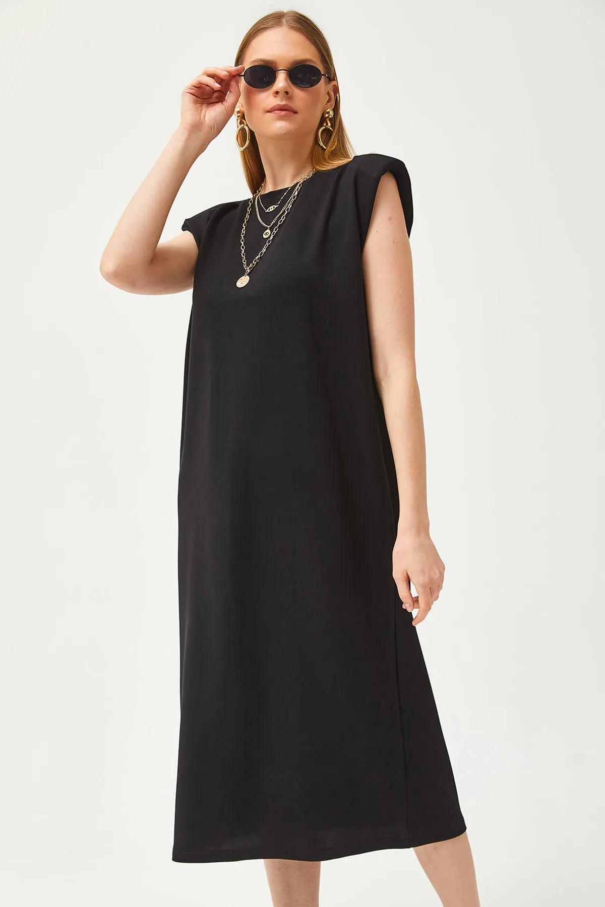 Olalook  Schwarzes Damenkleid mit gepolsterten Schultern und Schlitz und Kristallen ELB-19002086