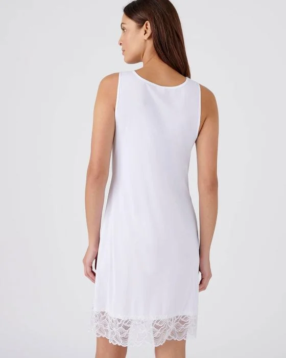 Fond de robe avec incrustations de dentelle