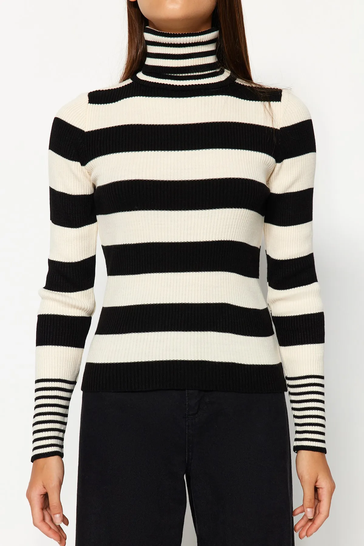 Trendyol Collection  Schwarz gestreifter Strickpullover TWOAW24KZ00637