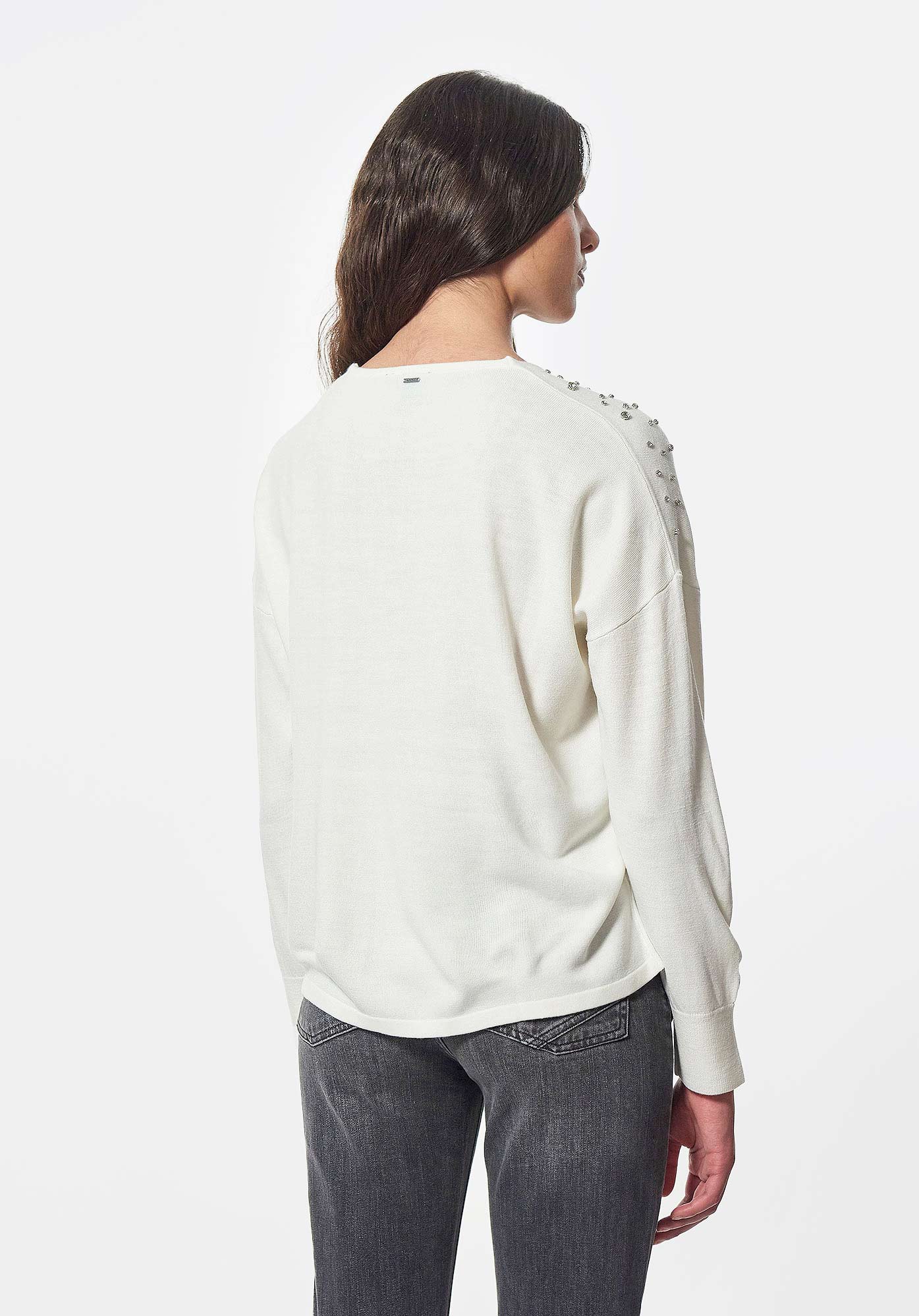 FILE   Pull blanc et strass Femme