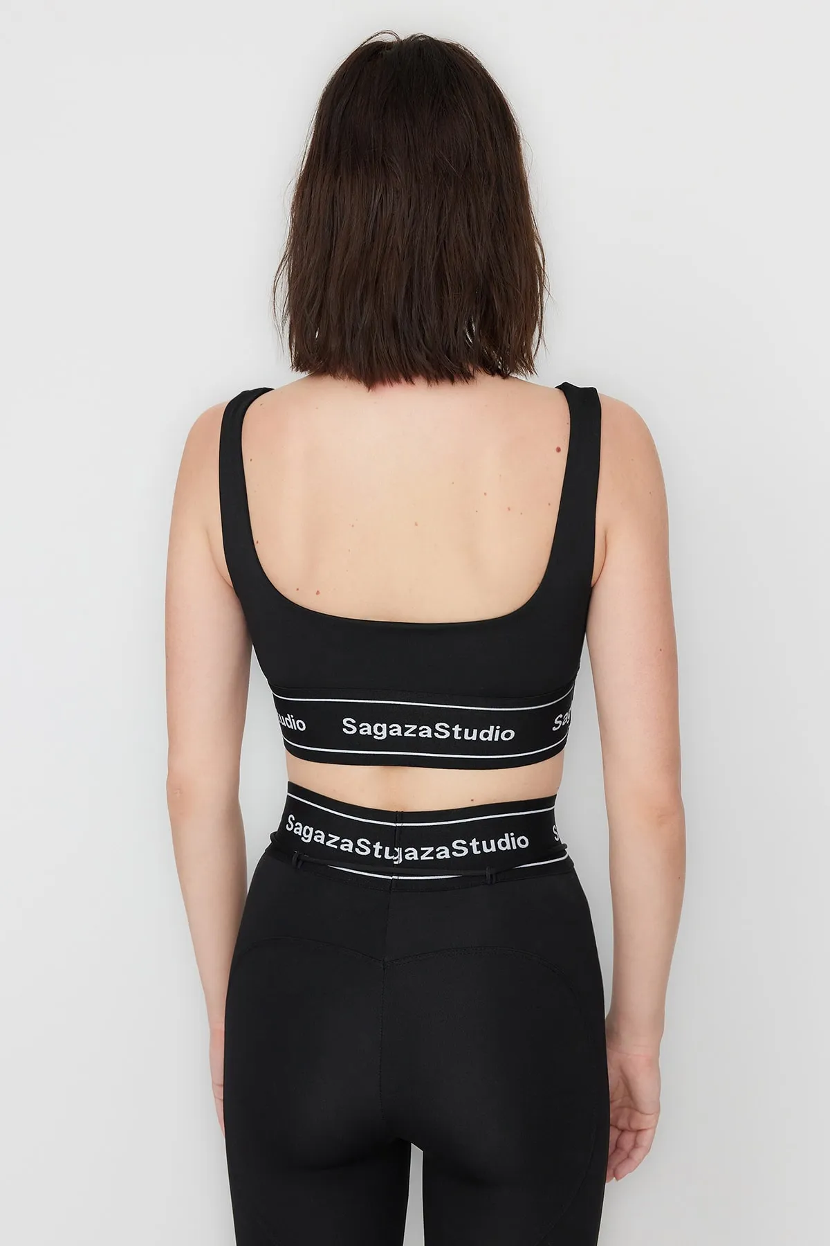 Trendyol Collection  X Sagaza Studio – Schwarzer Supportive Recovery-Sport-BH mit eckigem Kragen TCLSS23SS00002