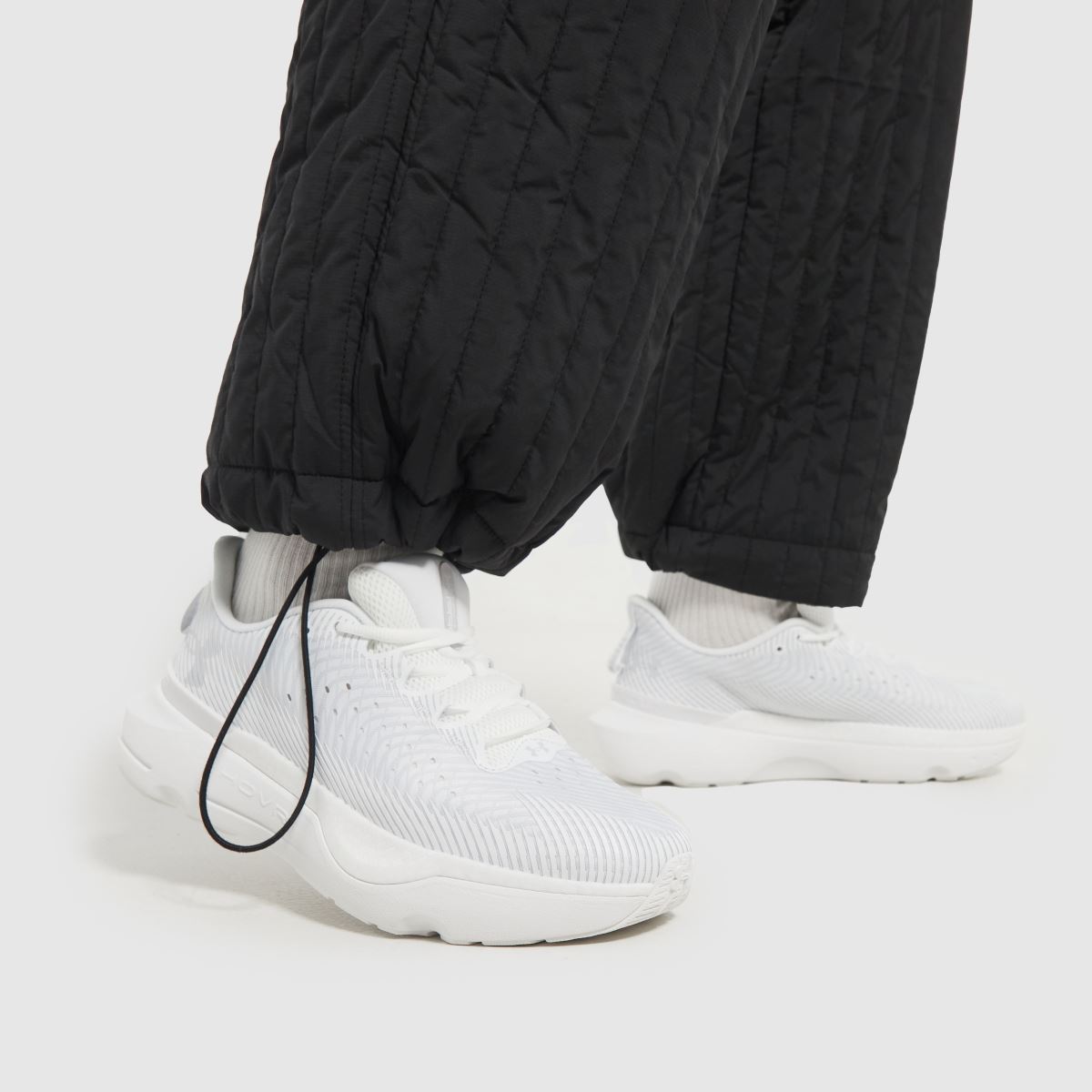 Under Armour – Infinite Pro – Vita och gråa träningsskor