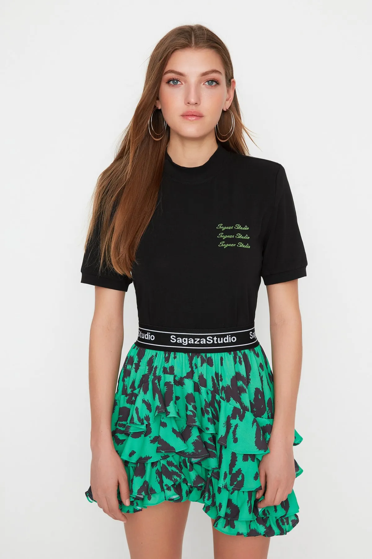 Trendyol Collection  X Sagaza Studio Schwarzes T-Shirt mit Stickerei und Details TPRSS22TS00000