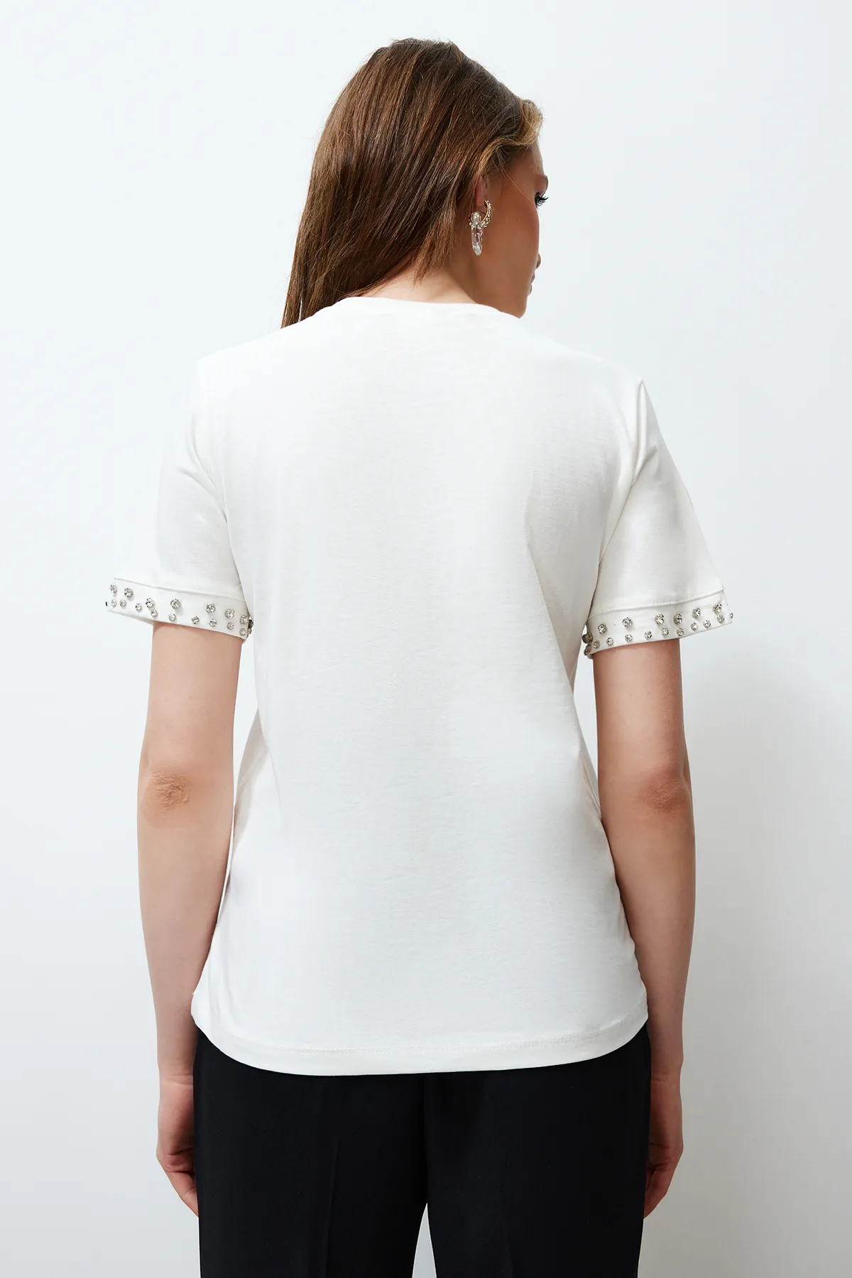 Trendyol Collection  White Stone Accessoire Detailliertes Strick-T-Shirt mit regelmäßigem Muster TWOSS24TS00070