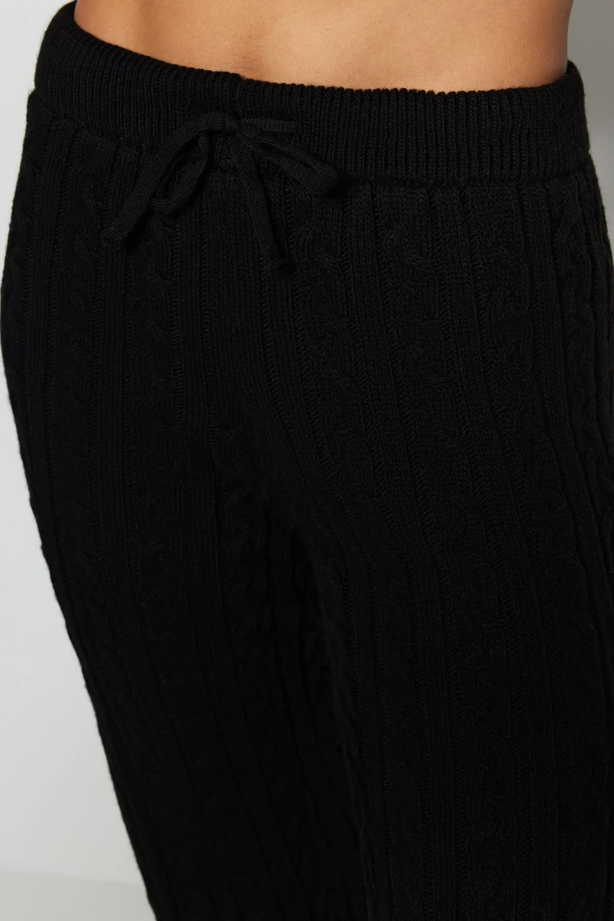 Trendyol Collection  Schwarzes Set aus Oberteil und Unterteil aus geflochtener Strickware THMAW22AU0495