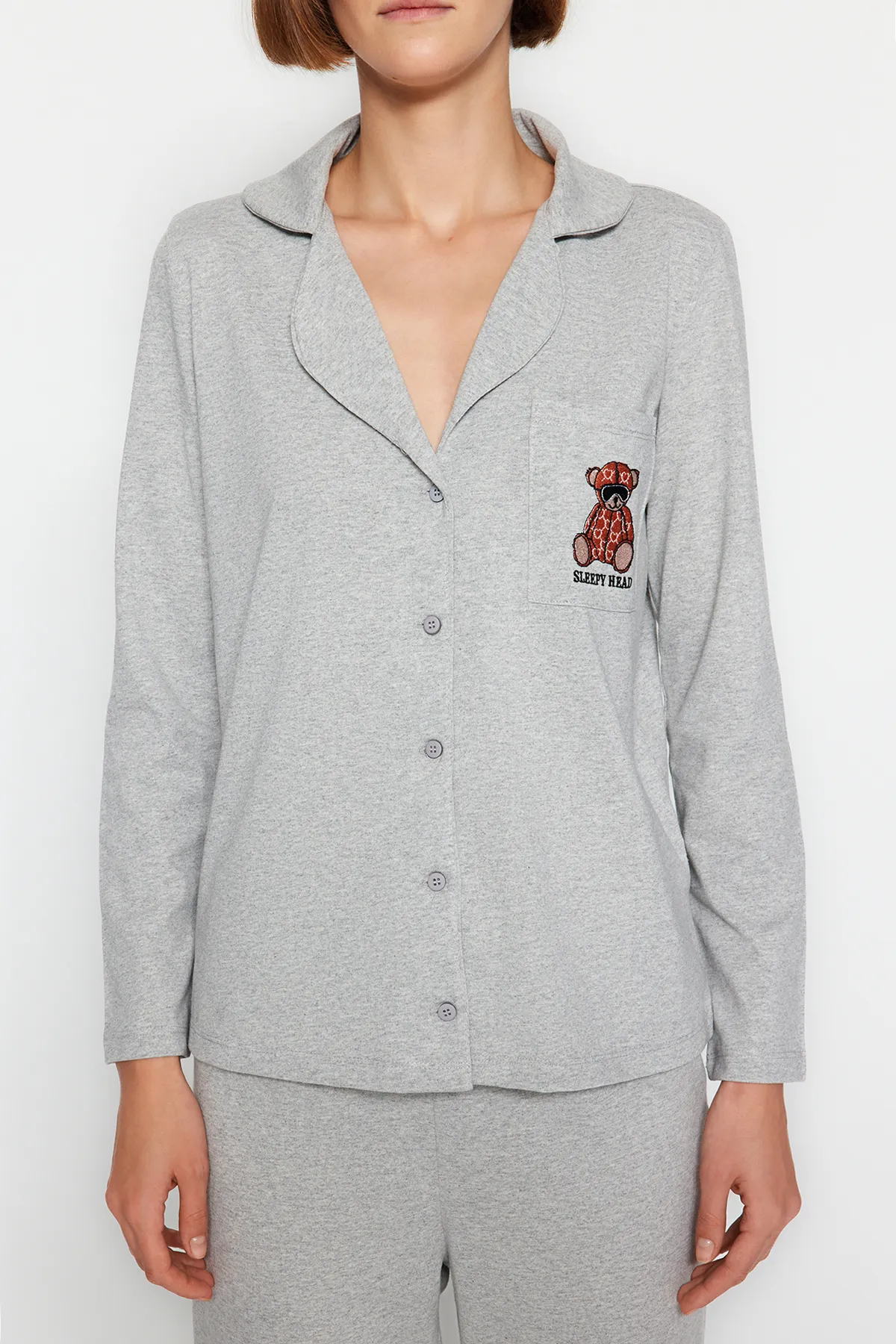Trendyol Collection  Grau meliertes Pyjama-Set aus Hemd und Hose aus Baumwolle mit Teddybär-Stickerei THMAW24PT00008