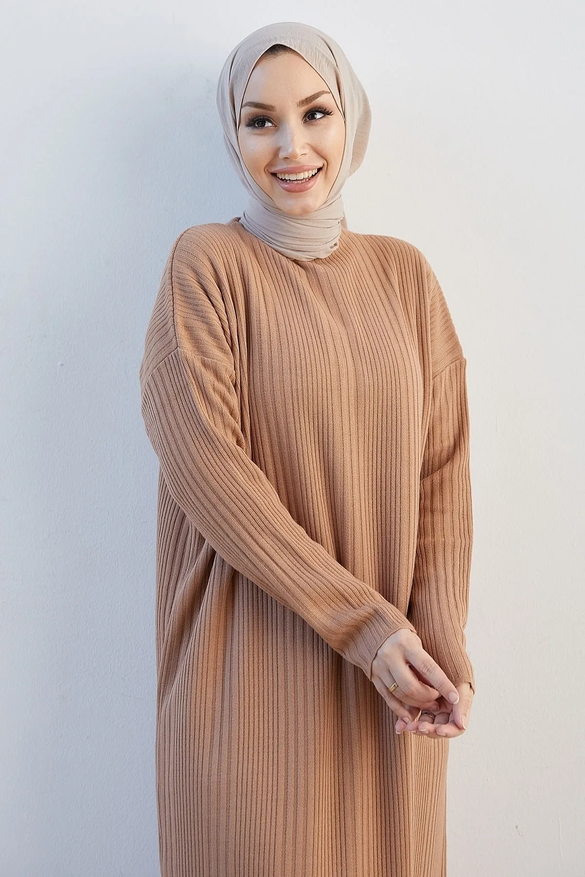 InStyle  Langes Strickkleid mit Rollkragen von Arissa – Kamel