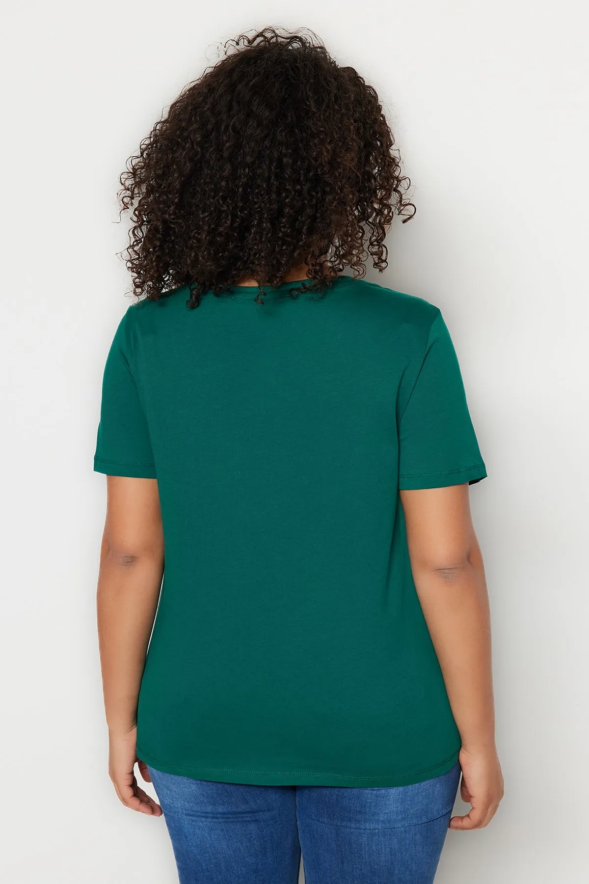 Trendyol Curve  Smaragdgrünes Basic-Strick-T-Shirt mit V-Ausschnitt TBBSS22BF0028