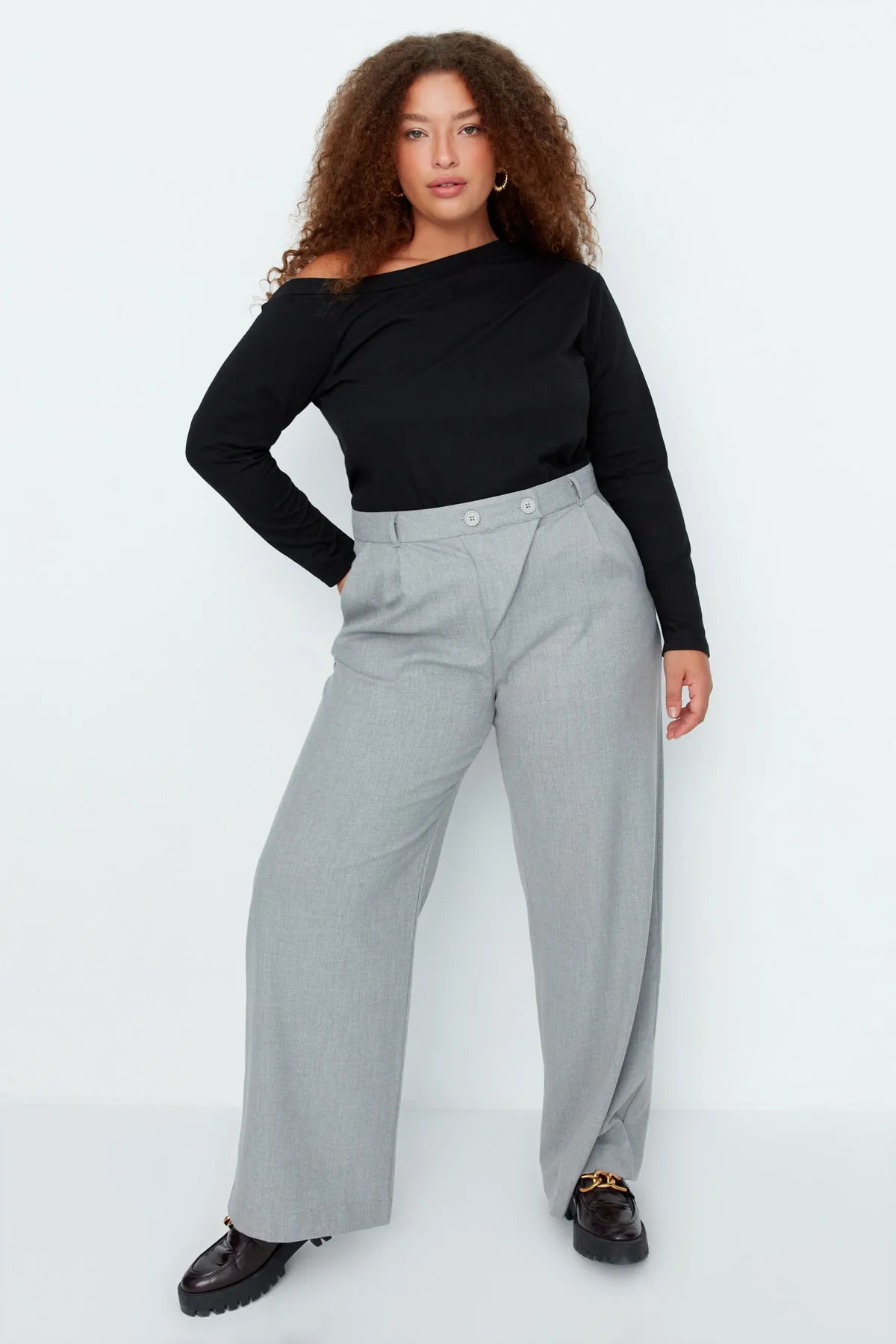 Trendyol Curve  Graue asymmetrische Hose aus gemustertem Webstoff mit zwei Knöpfen TBBAW23AR00038