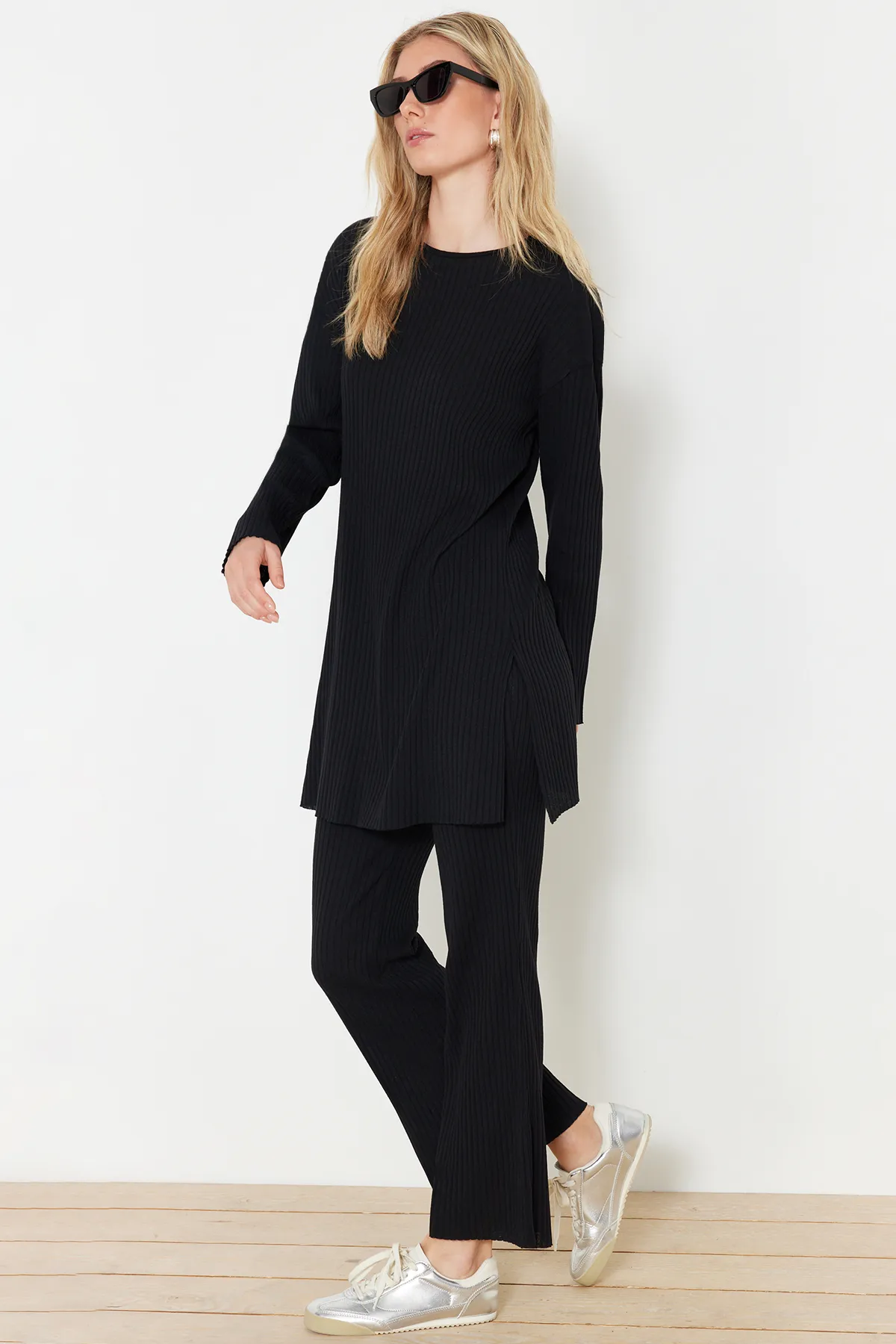 Trendyol Modest  Schwarzes Set aus gestricktem Oberteil und Unterteil im Camisole-Stil TCTSS24US00060