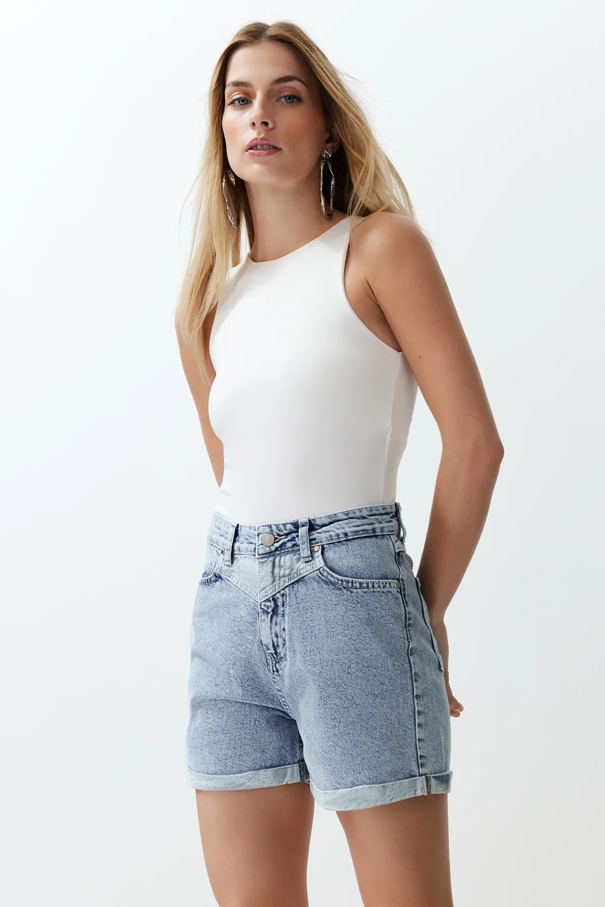 Trendyol Collection  Blaue Jeansshorts mit hoher Taille TWOSS21SR0435