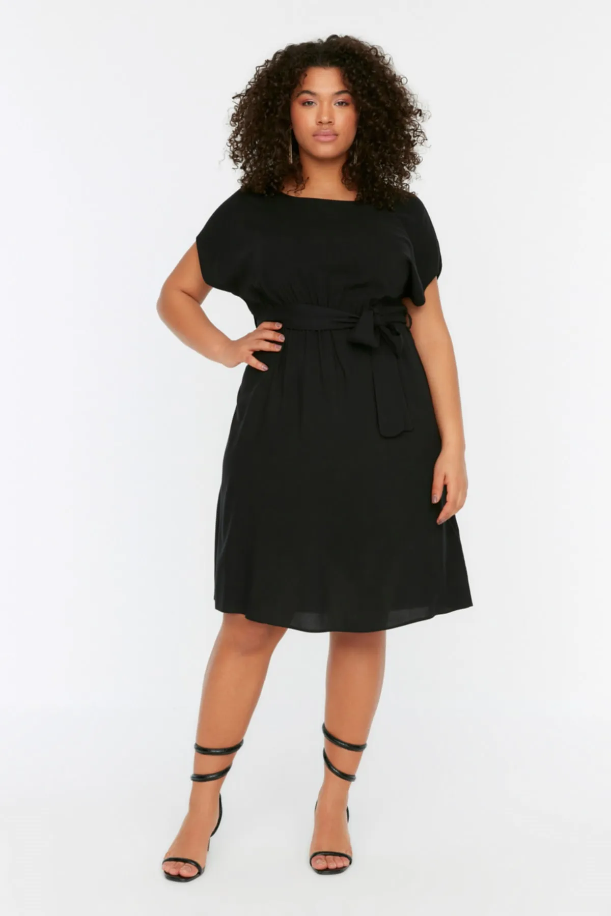 Trendyol Curve  Schwarzes gewebtes Kleid mit Gürtel TBBSS22EL0538