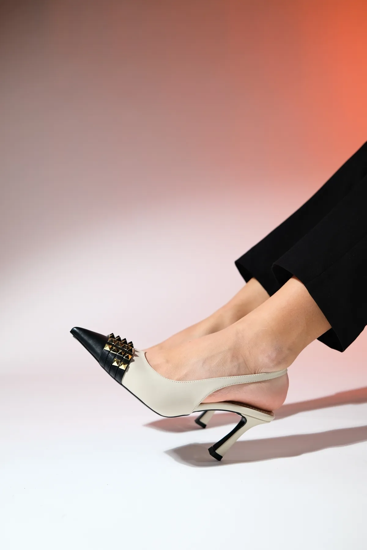 LuviShoes  AELLA Beige-schwarze Troked-Schuhe mit spitzem Zehenbereich für Damen