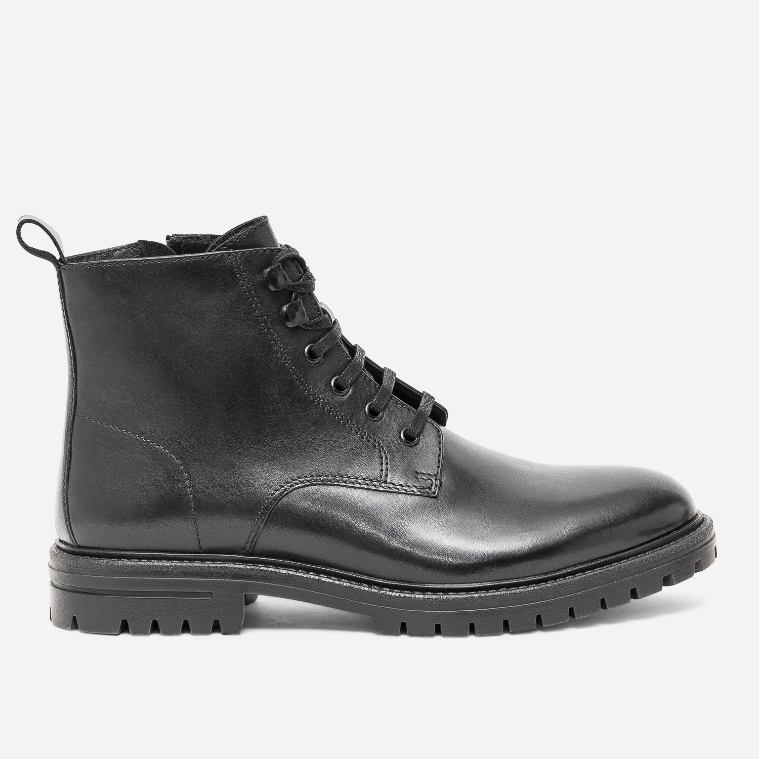 Bottine noire en cuir crantée