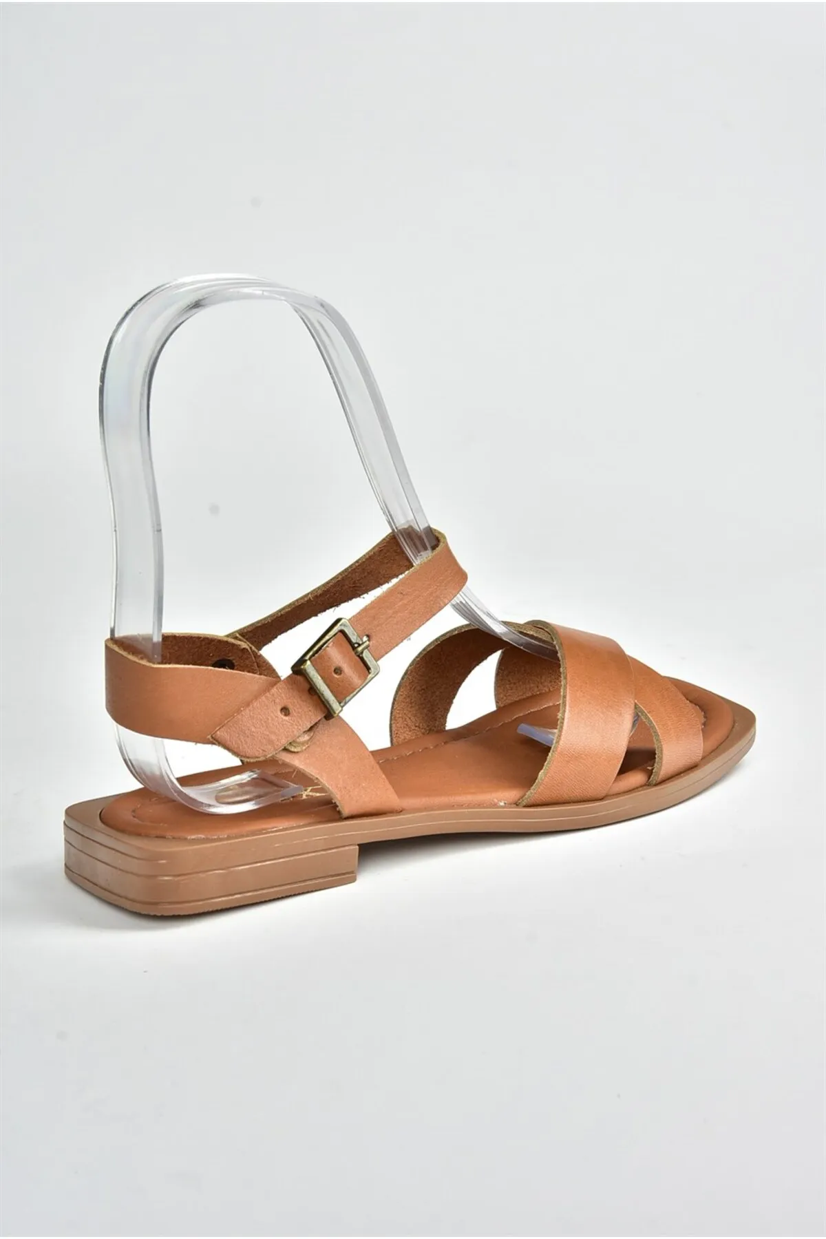 Fox Shoes  Hellbraune Damen-Sandalen aus echtem Leder mit Kreuzriemen M291041503