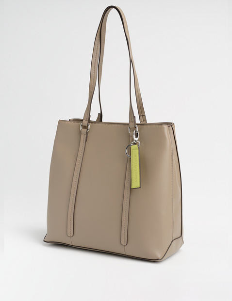 Modischer Shopper mit Anhänger