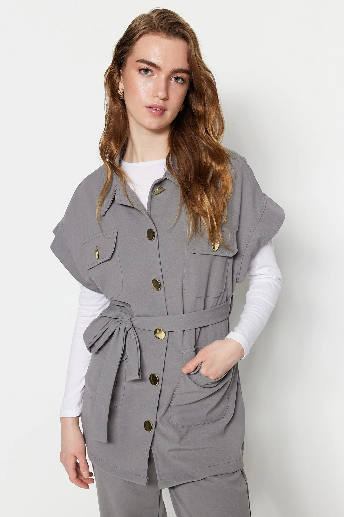Trendyol Modest  Grau-goldener Strickanzug mit Weste und Hose mit Knöpfen TCTAW22US0062