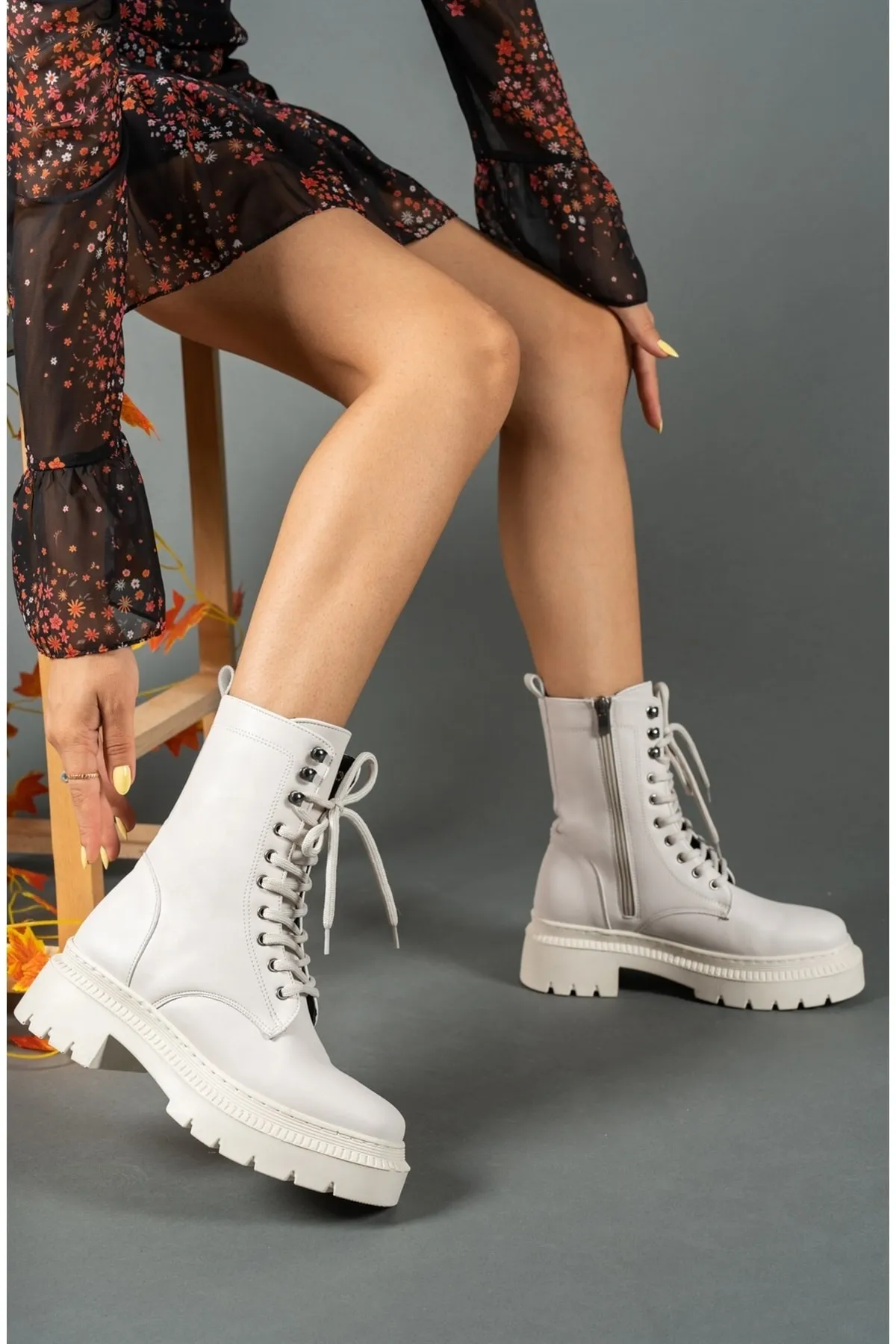 Riccon  Beigefarbene Damenstiefel mit Reißverschluss 0012299