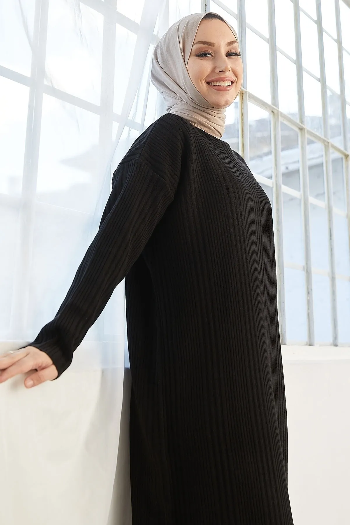 InStyle  Arissa Rollkragenpullover, langes Strickkleid – Schwarz