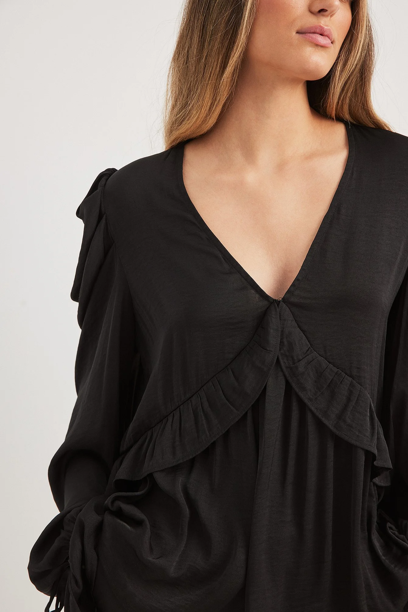 Strukturierte Bluse mit Rüschendetail und gebundenen Ärmeln