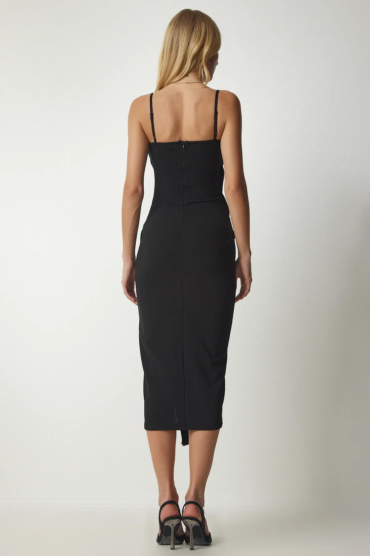 Happiness İstanbul  Stilvolles gewebtes Trägerkleid für Damen in Schwarz mit gerafftem Detail DP00189