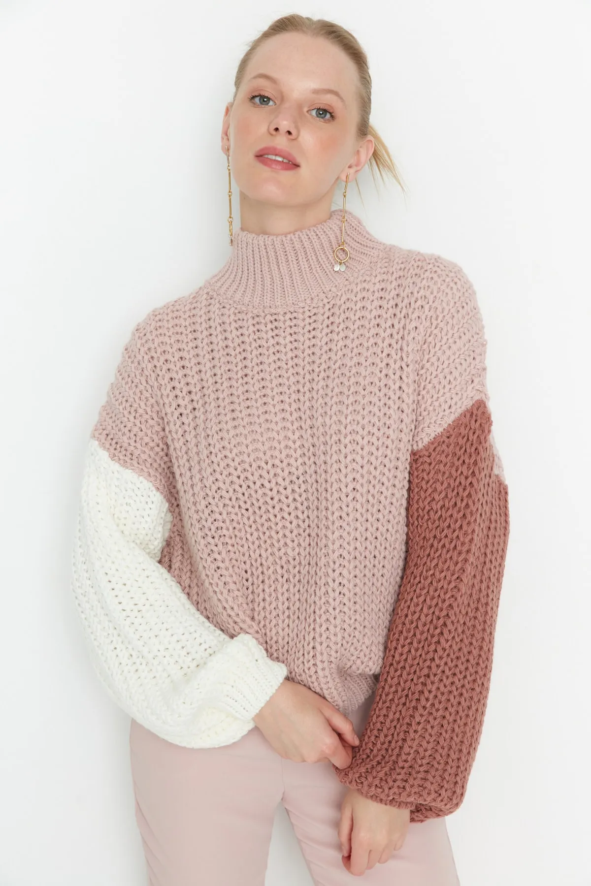 Trendyol Collection  Puderfarbener, weich strukturierter Strickpullover mit Farbblockdesign und weiter Passform TWOAW21KZ0271