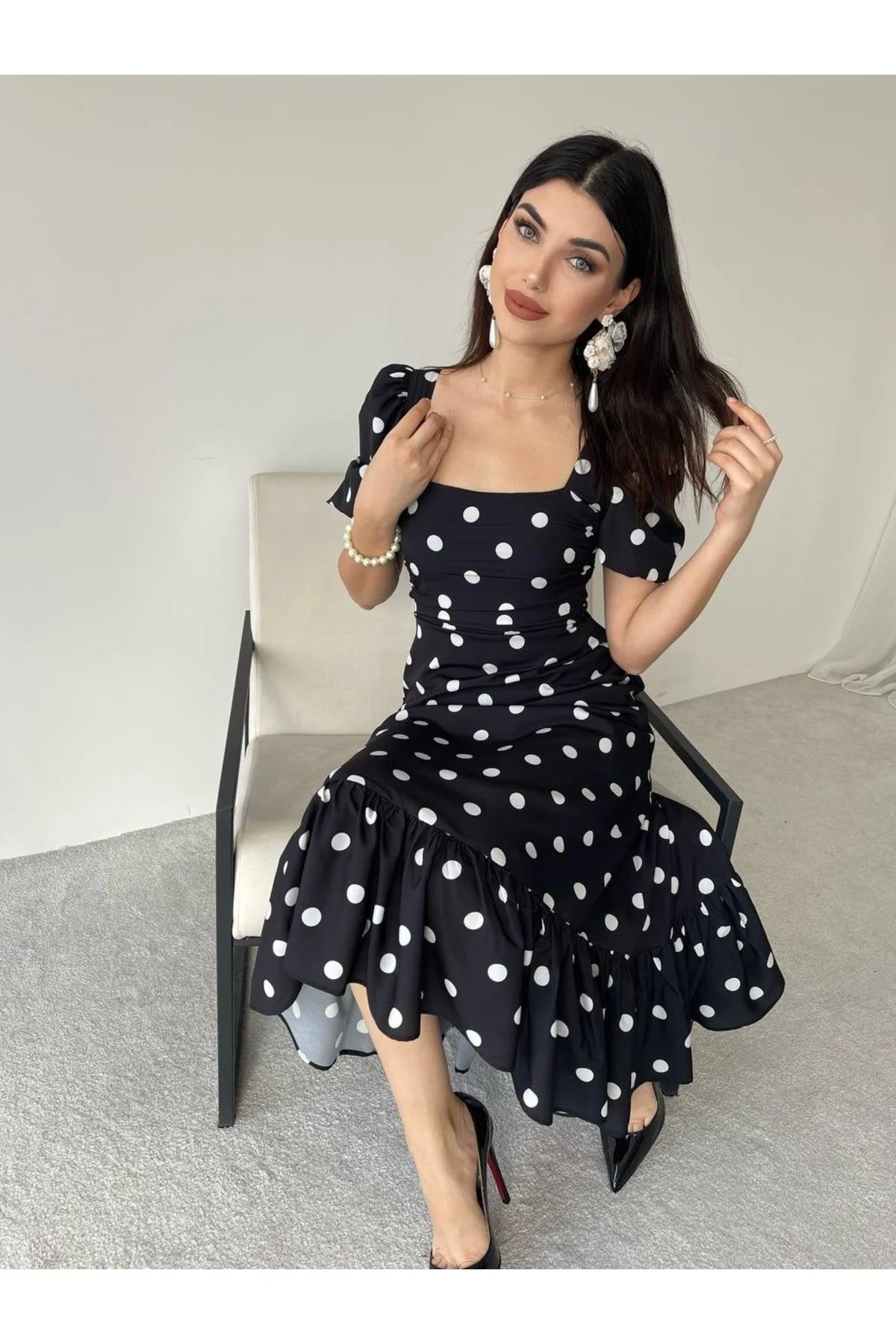 SONREİR  Langes, gepunktetes Kleid mit Ballonärmeln und quadratischem Ausschnitt